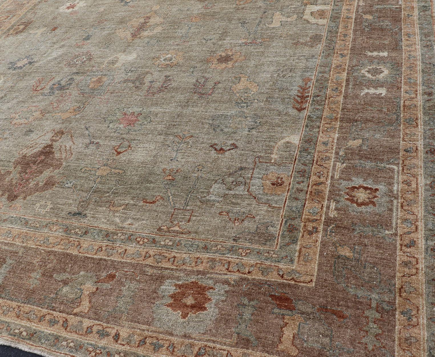 Großer türkischer Angora-Oushak-Teppich in Washed Sage mit Rost und Elfenbein 11'10 x 17'4 im Zustand „Gut“ im Angebot in Atlanta, GA