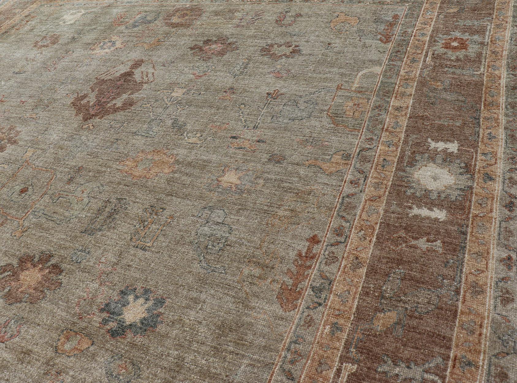 Großer türkischer Angora-Oushak-Teppich in Washed Sage mit Rost und Elfenbein 11'10 x 17'4 (21. Jahrhundert und zeitgenössisch) im Angebot