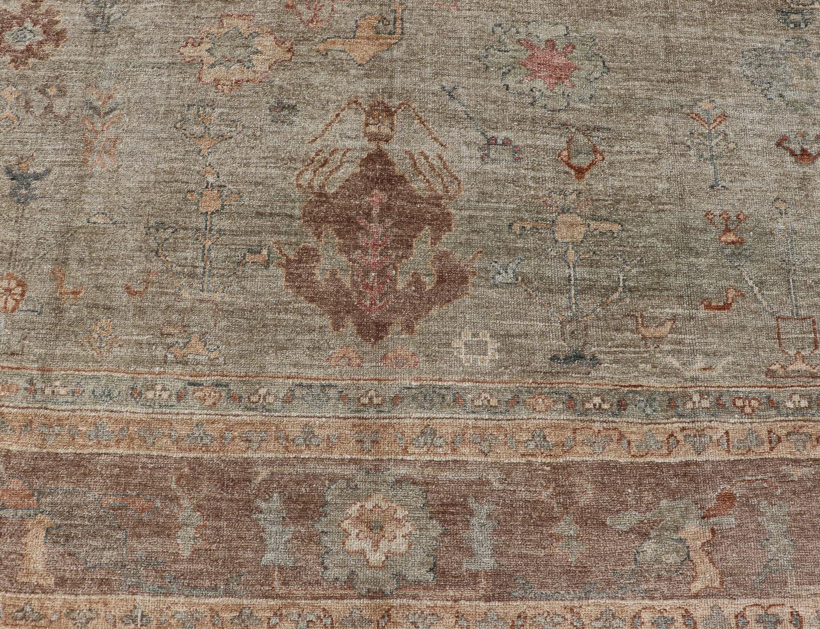 Großer türkischer Angora-Oushak-Teppich in Washed Sage mit Rost und Elfenbein 11'10 x 17'4 (Wolle) im Angebot