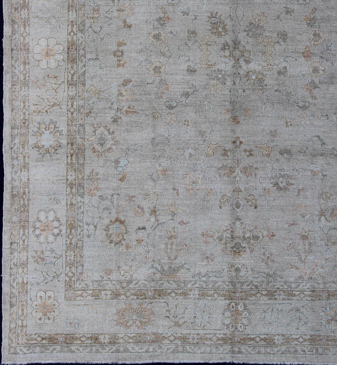 Grand tapis turc Oushak en angora avec motif floral imprimé sur toute sa surface, Neutral Co Bon état - En vente à Atlanta, GA
