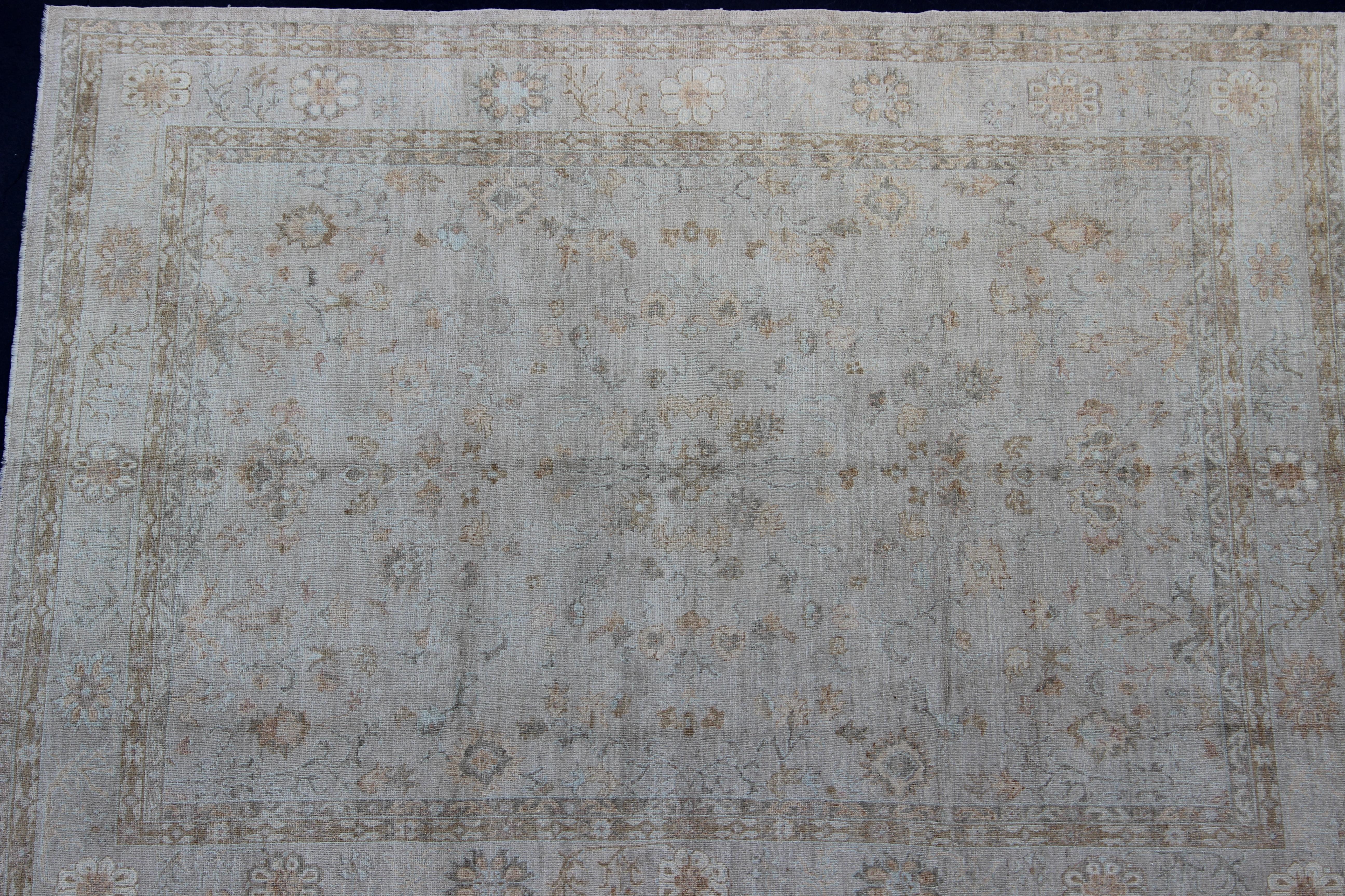 Großer türkischer Angora Oushak-Teppich mit Blumenmuster im All-Over Vining-Design von Neutral Co (Wolle) im Angebot