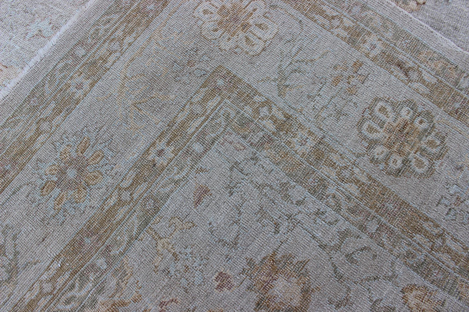 Grand tapis turc Oushak en angora avec motif floral imprimé sur toute sa surface, Neutral Co en vente 1
