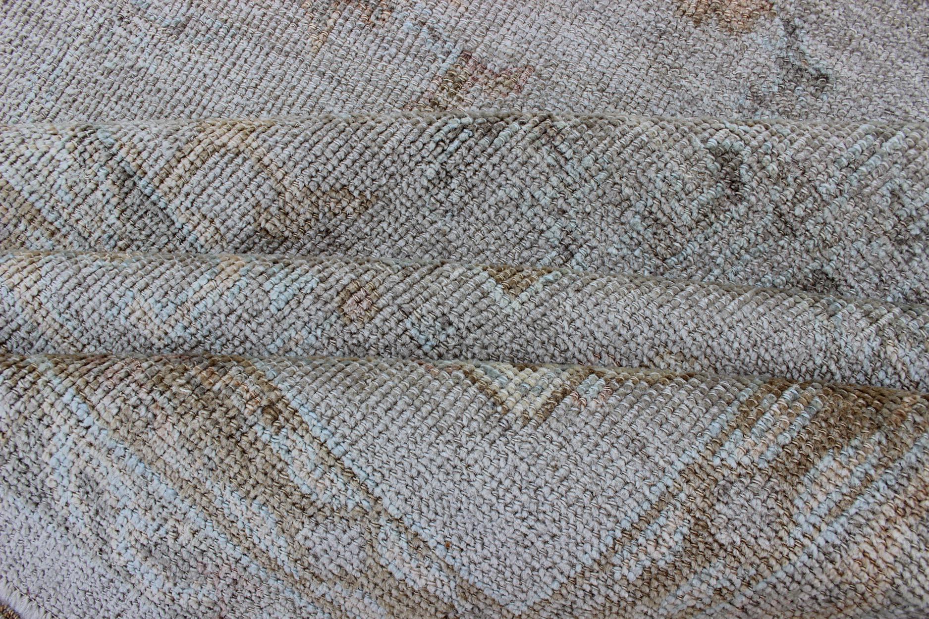 Grand tapis turc Oushak en angora avec motif floral imprimé sur toute sa surface, Neutral Co en vente 2