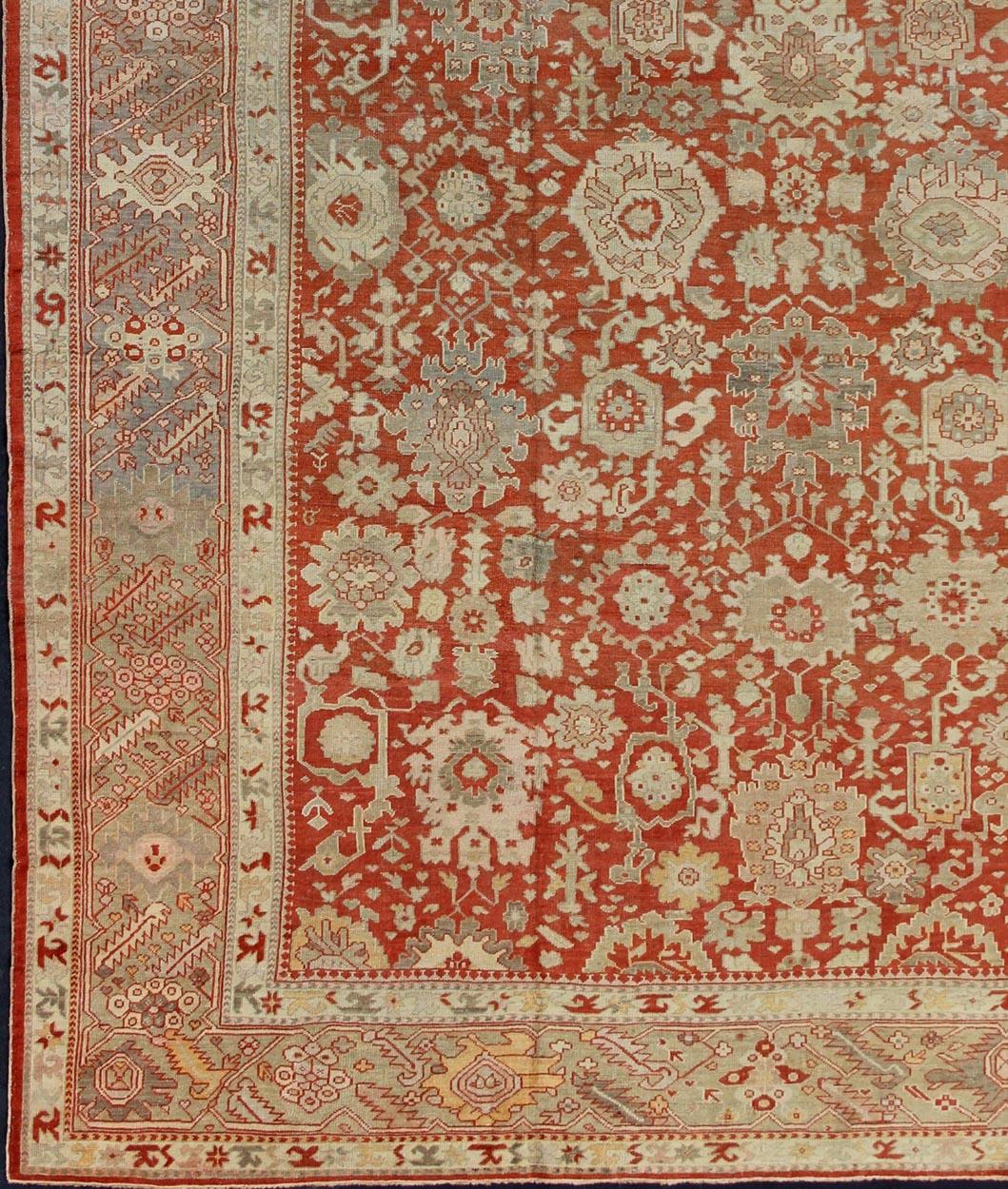 Großer antiker Oushak-Teppich mit floralem Allover-Muster in sanftem Zinnoberrot, Taupe, Hellgrün, Grau und Hellorange Teppich/G-0102, türkischer antiker Oushak.

Maße: 14'8 x 18'8

Dieser prächtige Oushak-Teppich veranschaulicht auf wunderbare