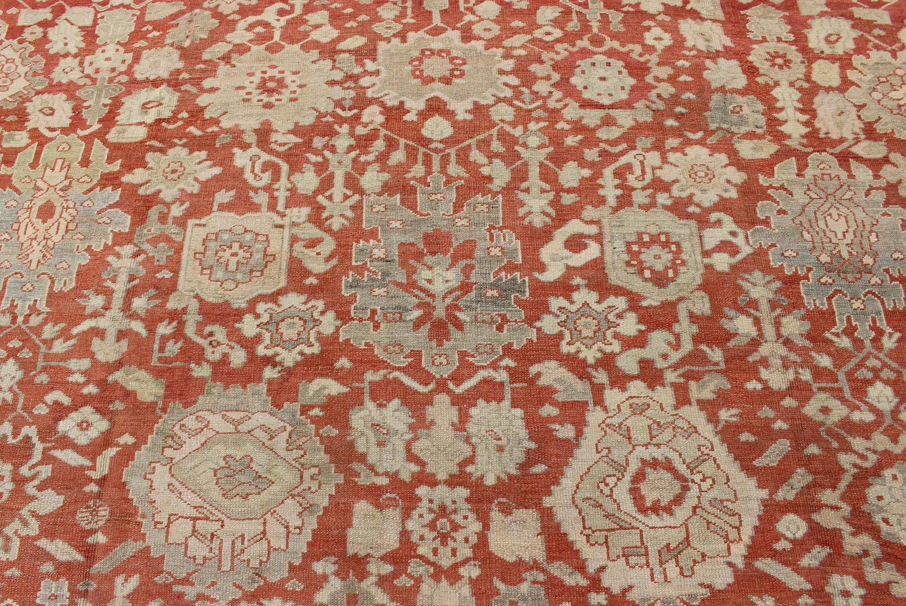 Großer antiker Oushak-Teppich mit floralem Muster in zartem Orange, Taupe und Hellgrün (Wolle) im Angebot