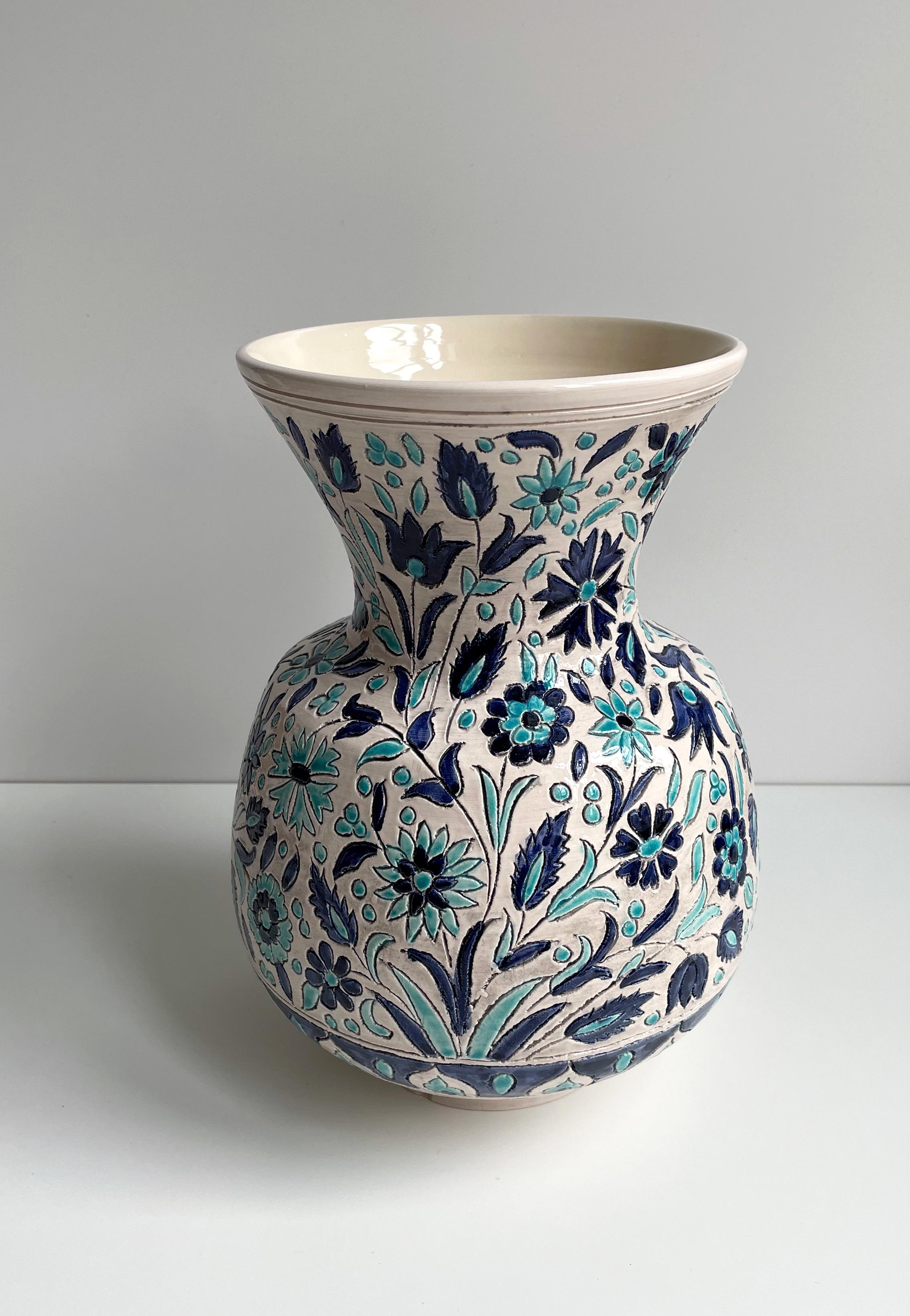 Large Vintage Turkish Floral Blue White Ceramic Vase In Good Condition For Sale In Copenhagen, DK