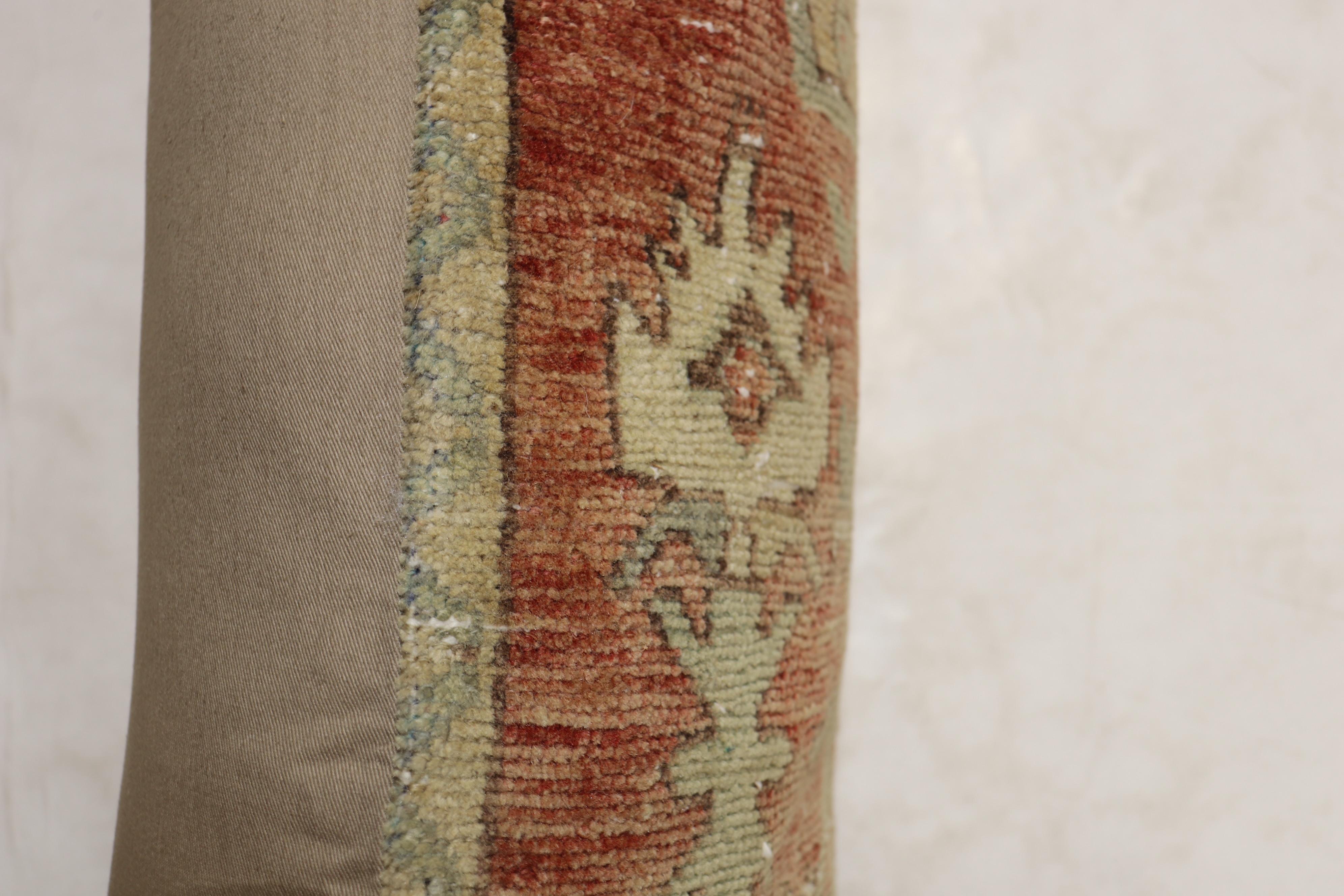 Kissen aus einem türkischen Teppich aus dem frühen 20. Jahrhundert in sanften Farben mit geometrischem Motiv. Mit Reißverschluss und Poly-Fill-Einlage.

Maße: 19