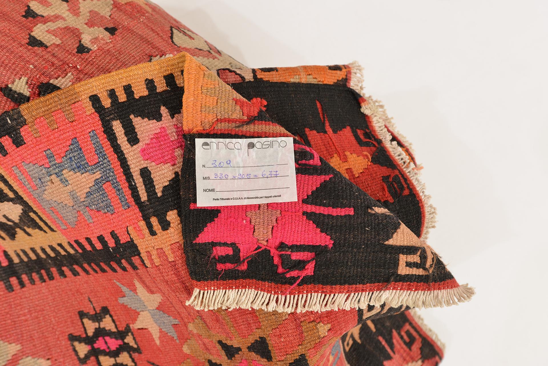 nr. 309 -  Large Turkish kilim, famous for quality and design, with a long weaving tradition.  Also sought after for its generous dimensions, suitable for modern living rooms.
Now with an interesting price because I want to close my activities.