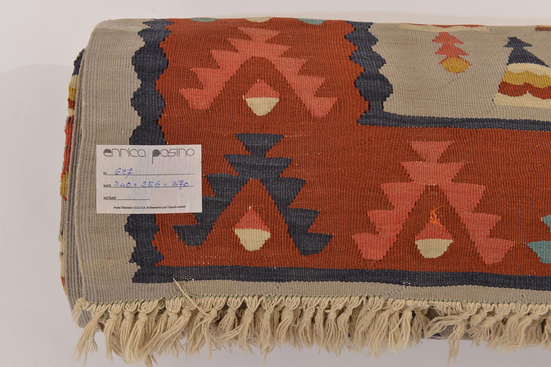 nr. 627 - Unusual elegant modern pattern for this large vintage Turkish kilim, rare model without medallion.  Perfect for modern settings.
Now with an interesting price for closing activities.