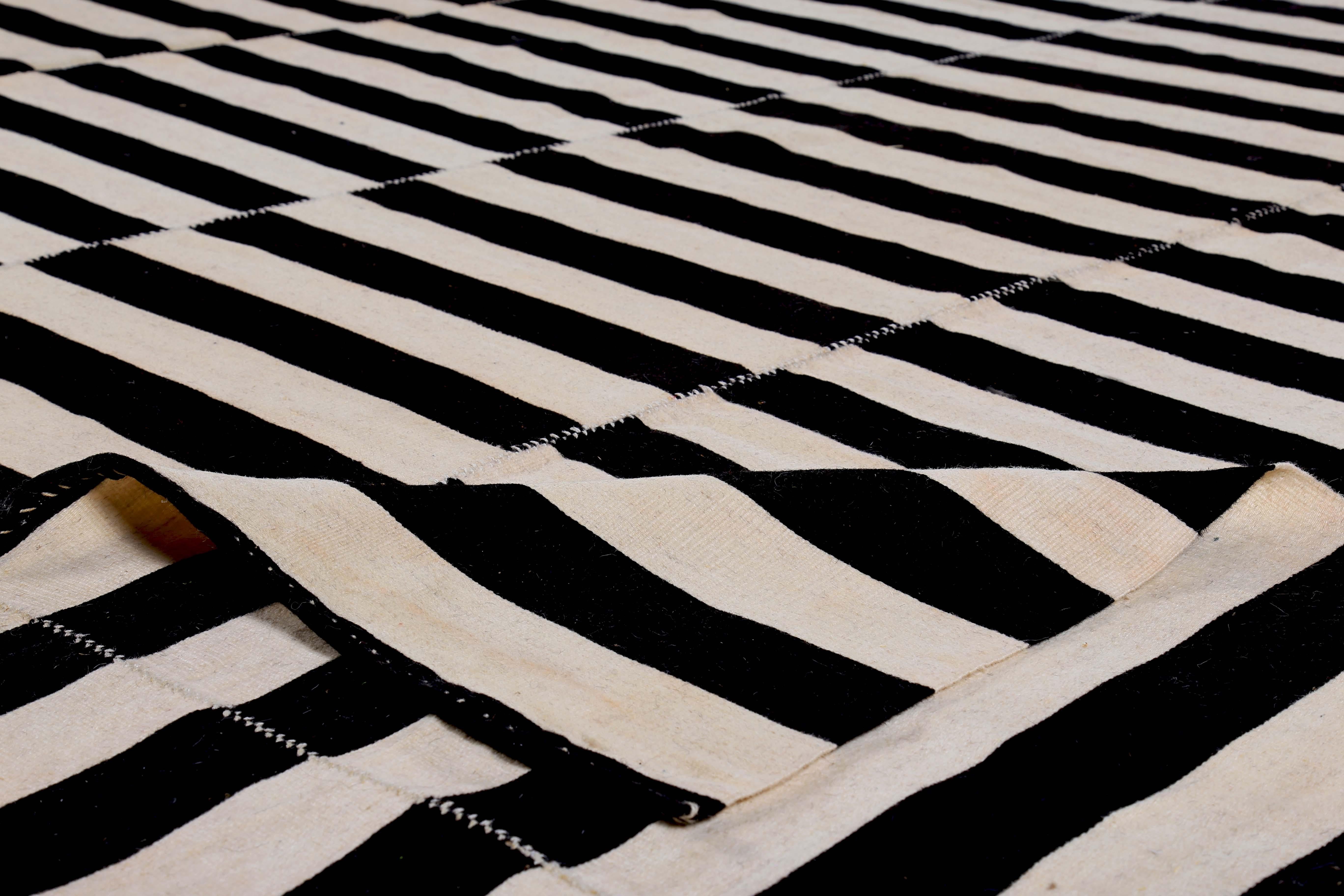 Gran alfombra turca Kilim con rayas negras sobre fondo marfil Siglo XXI y contemporáneo en venta