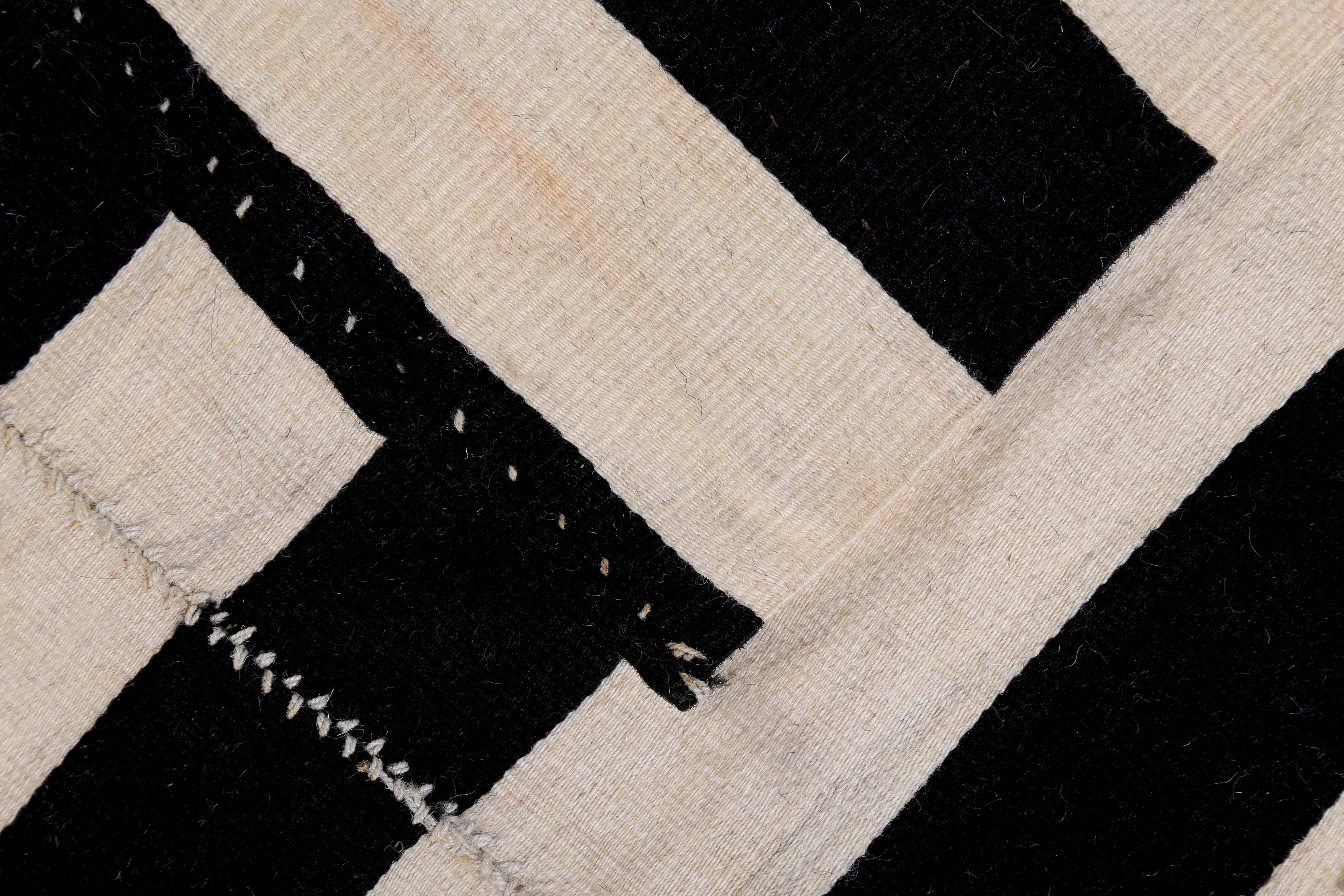Gran alfombra turca Kilim con rayas negras sobre fondo marfil en venta 1