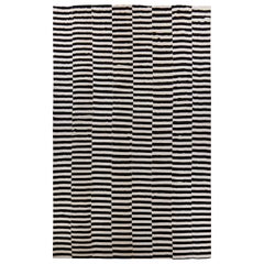 Grand tapis turc Kilim à rayures noires sur fond ivoire