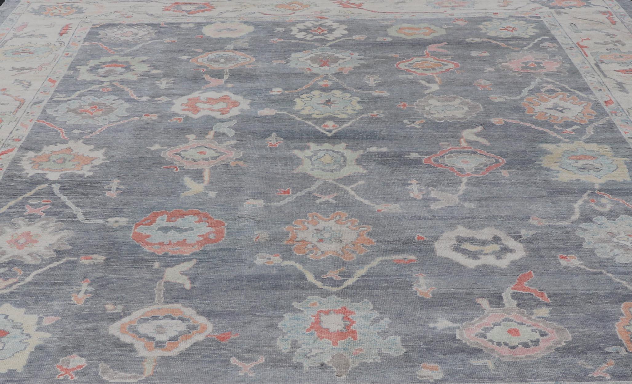 Grand tapis turc moderne Oushak en gris et neutre avec motifs sur toute sa surface en vente 3