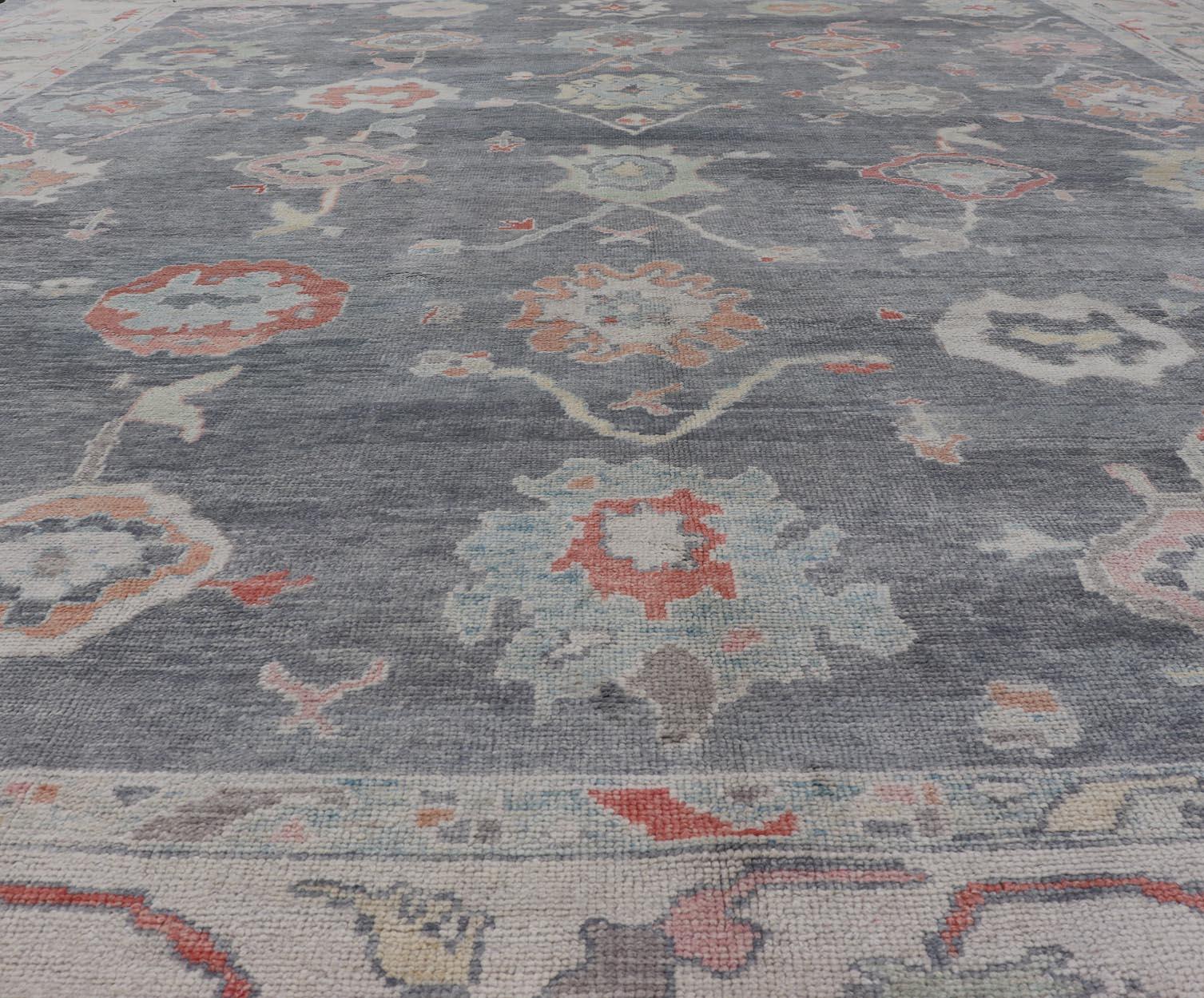 Grand tapis turc moderne Oushak en gris et neutre avec motifs sur toute sa surface en vente 4