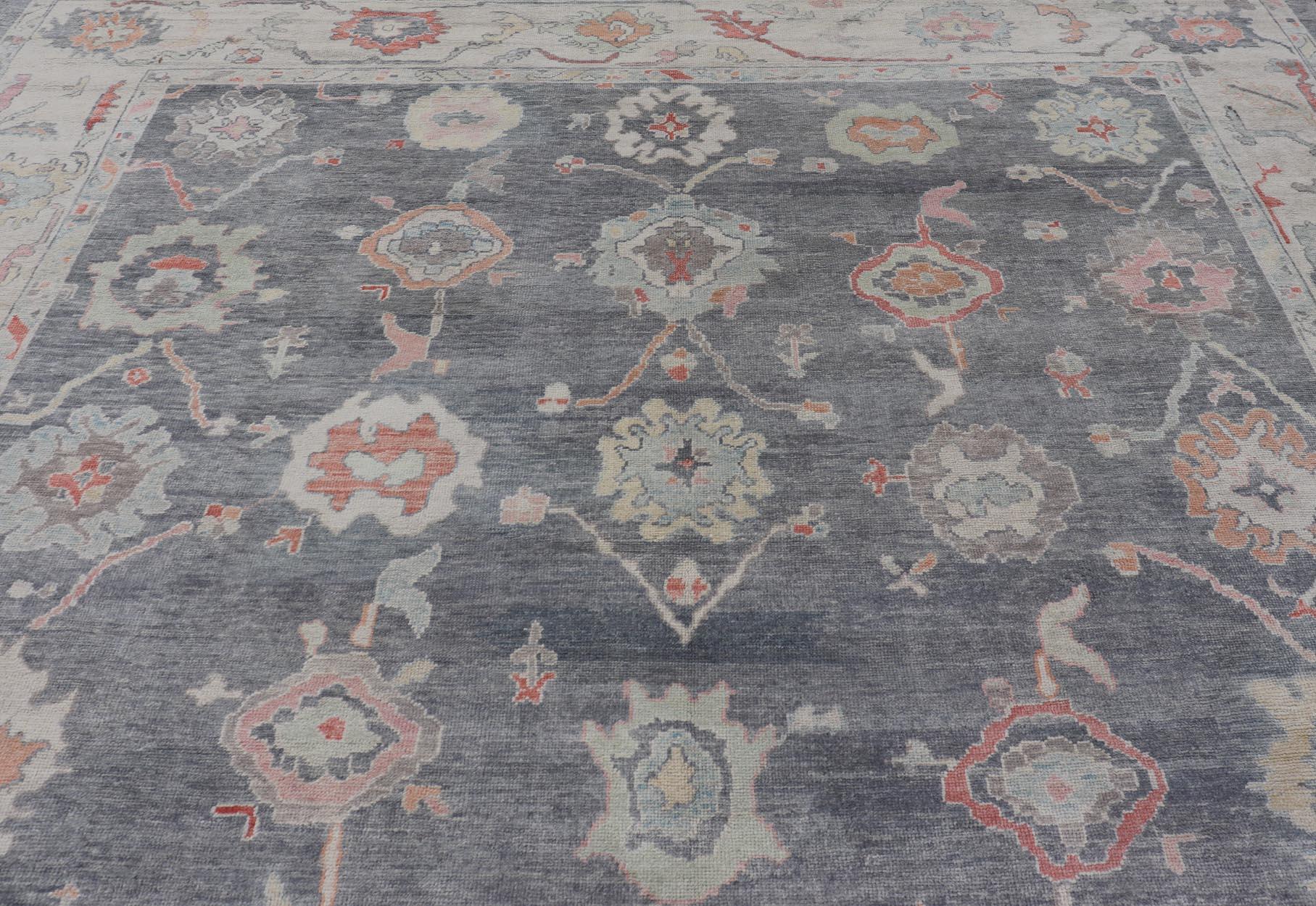 Grand tapis turc moderne Oushak en gris et neutre avec motifs sur toute sa surface en vente 5