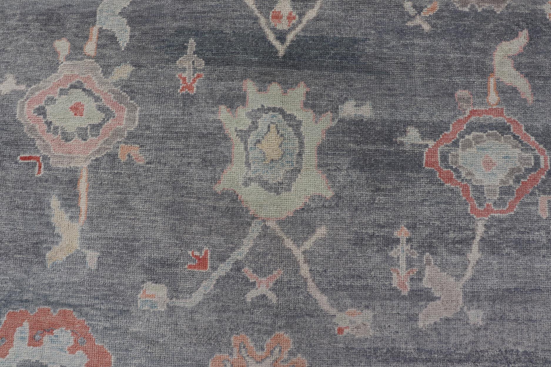Grand tapis turc moderne Oushak en gris et neutre avec motifs sur toute sa surface en vente 6