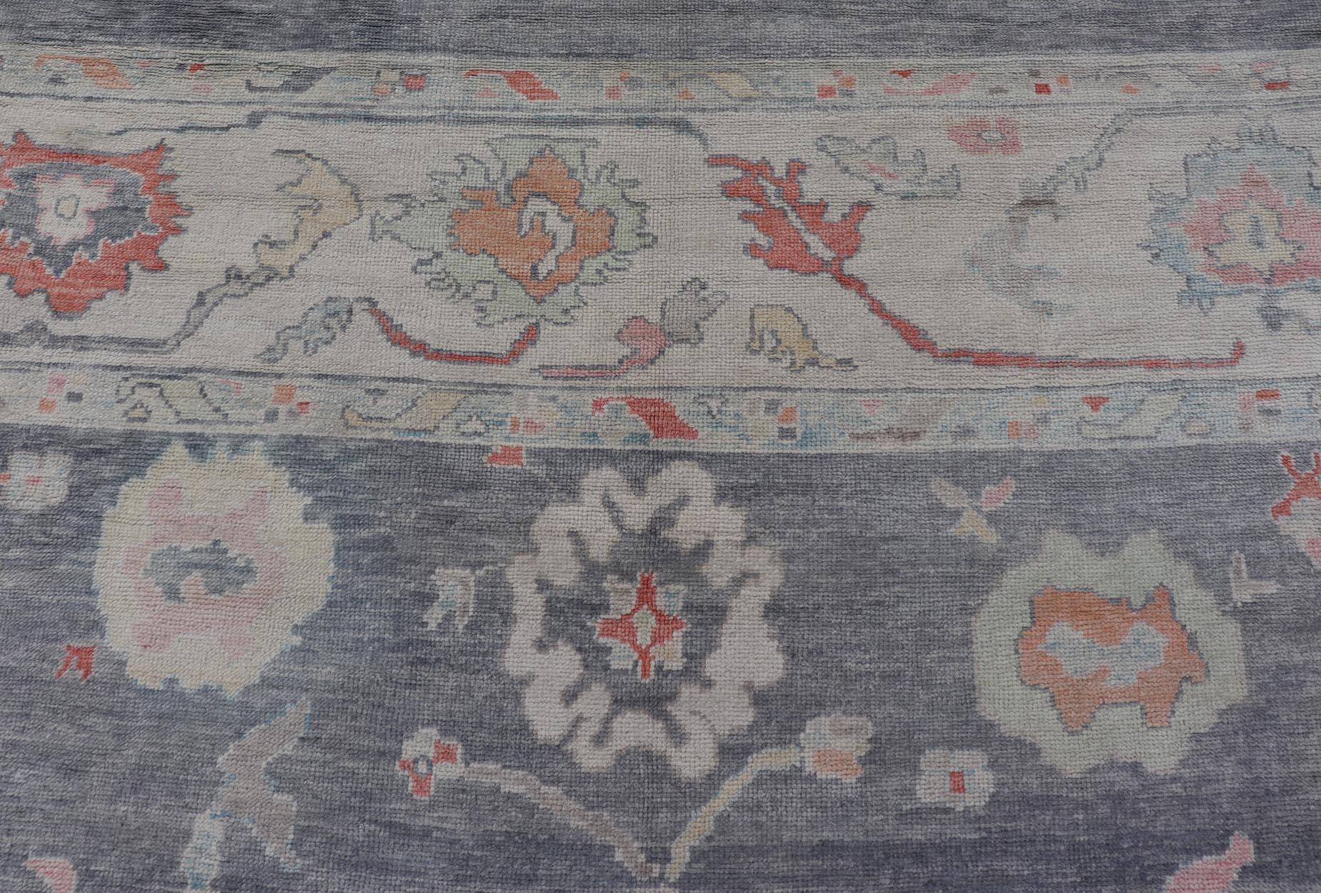 Mesures : 14'5 x 18'0 
Grand tapis turc moderne Oushak dans les tons gris et neutres avec un design all-over. Keivan Woven Arts / tapis EN-15205, pays d'origine / type : Turquie / Oushak

Ce tapis traditionnel Oushak de Turquie présente une palette