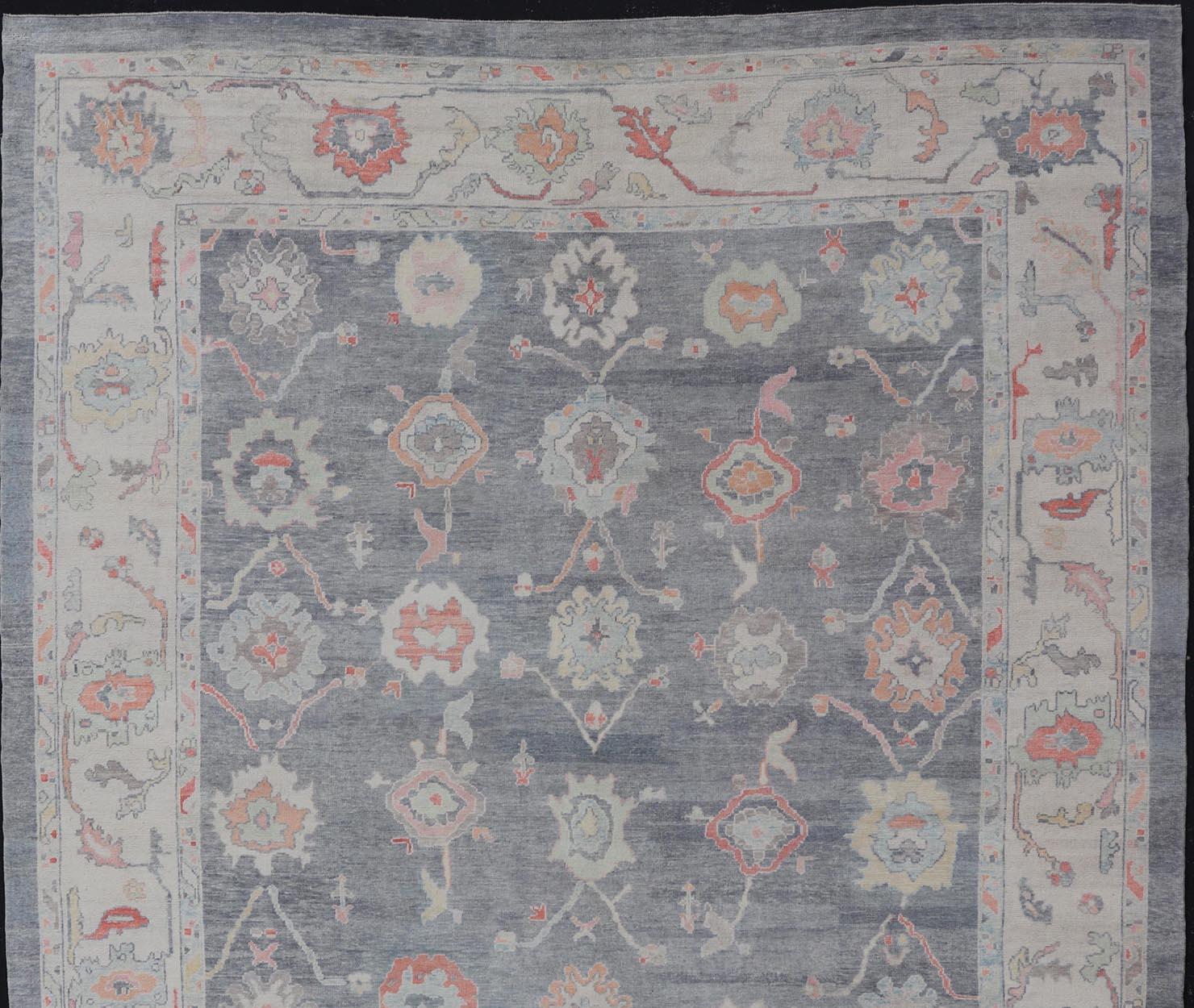 Laine Grand tapis turc moderne Oushak en gris et neutre avec motifs sur toute sa surface en vente