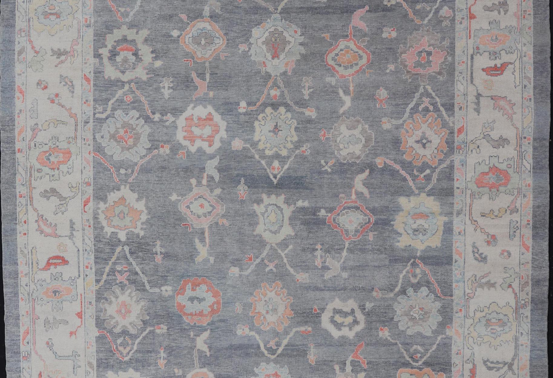 Grand tapis turc moderne Oushak en gris et neutre avec motifs sur toute sa surface en vente 1