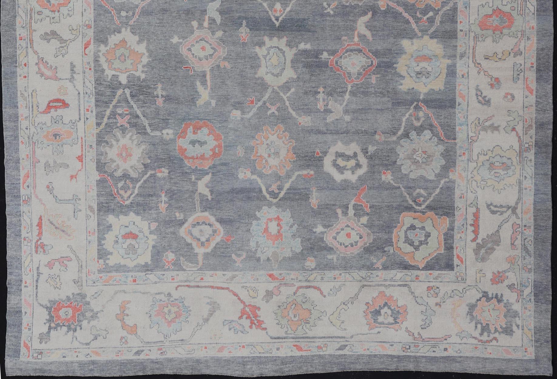 Grand tapis turc moderne Oushak en gris et neutre avec motifs sur toute sa surface en vente 2