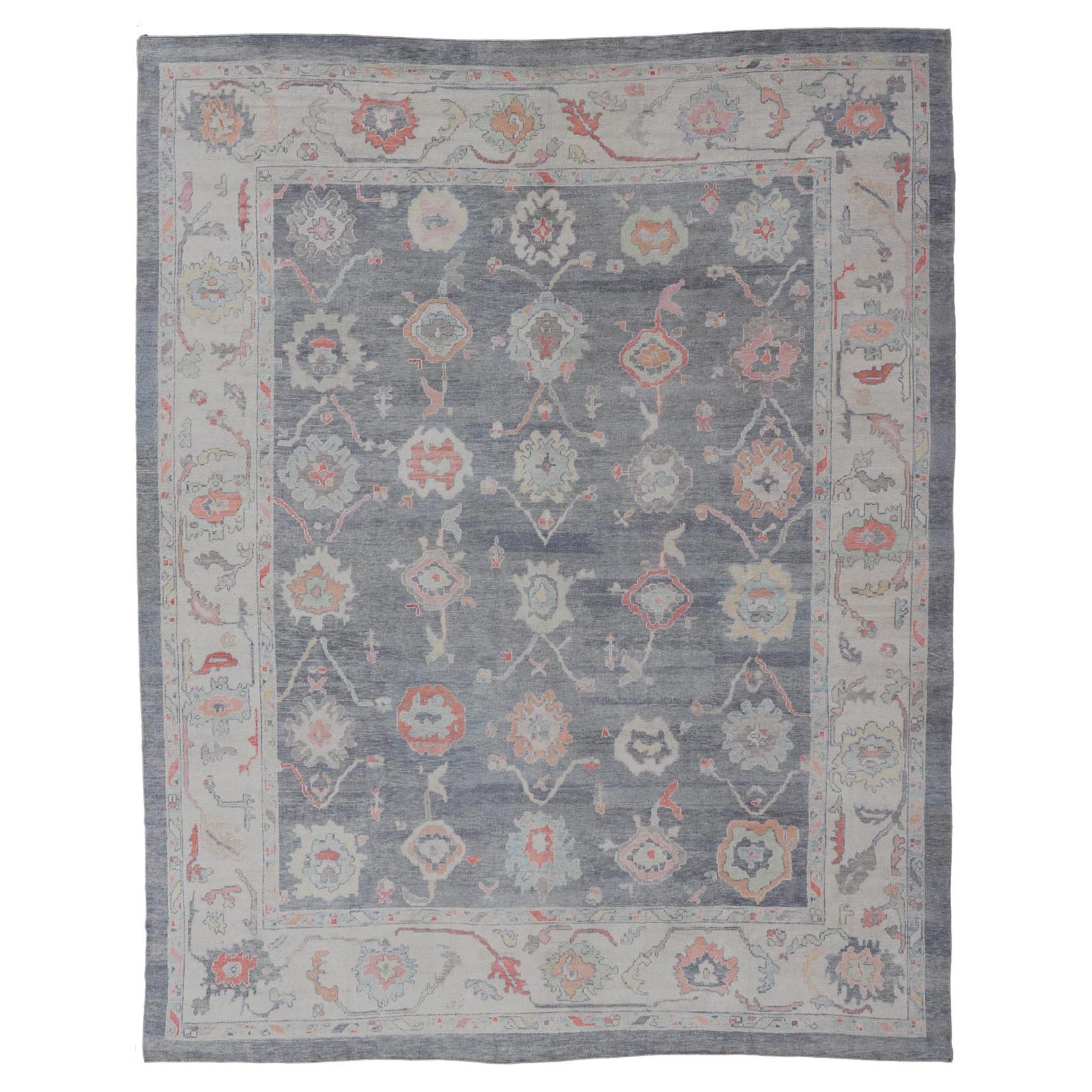 Grand tapis turc moderne Oushak en gris et neutre avec motifs sur toute sa surface