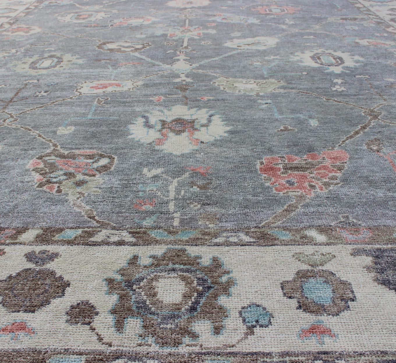 Grand tapis turc moderne Oushak en gris:: rose:: neutres et design intégral en vente 4