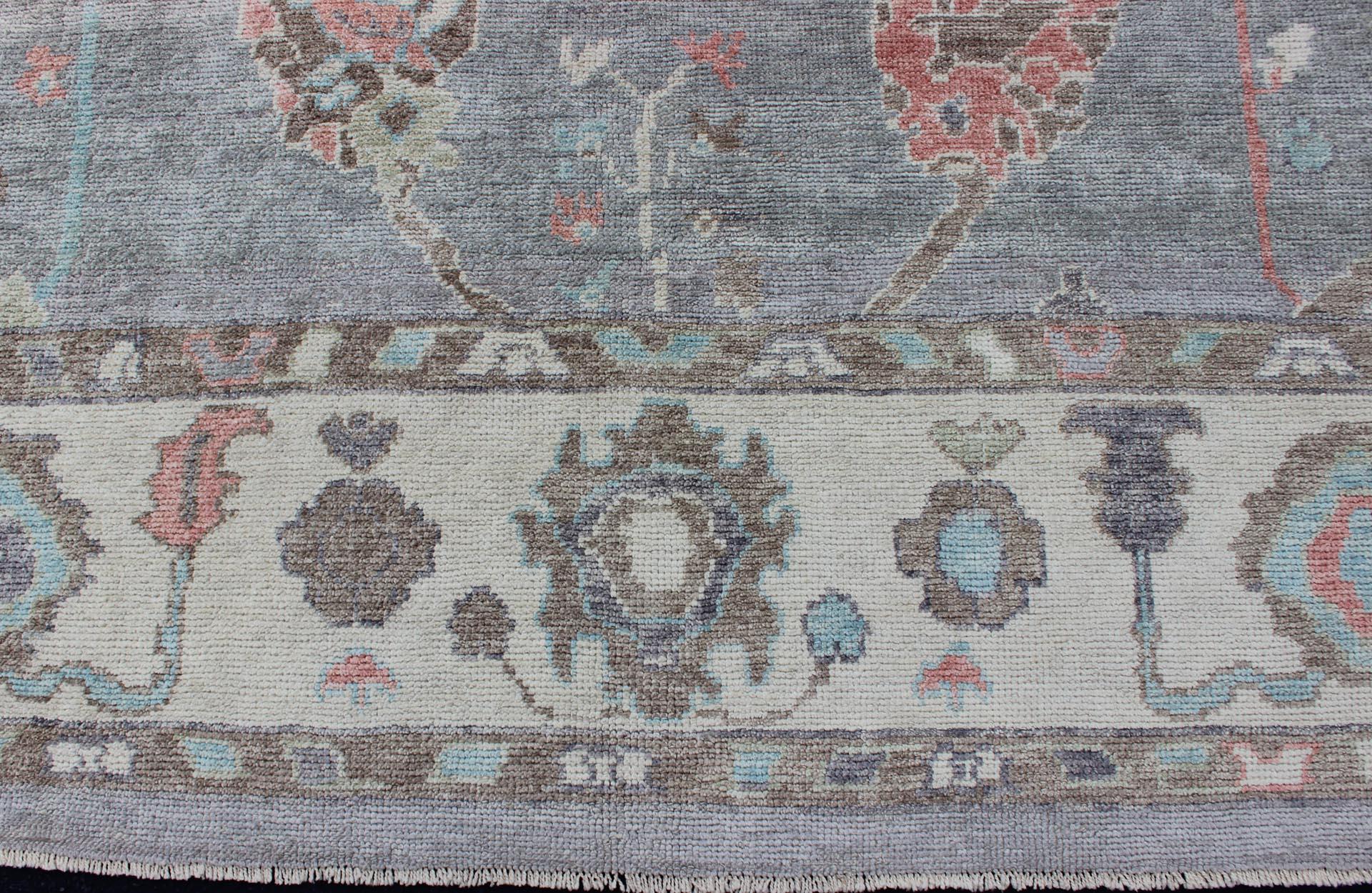 Grand tapis turc moderne Oushak en gris:: rose:: neutres et design intégral en vente 5