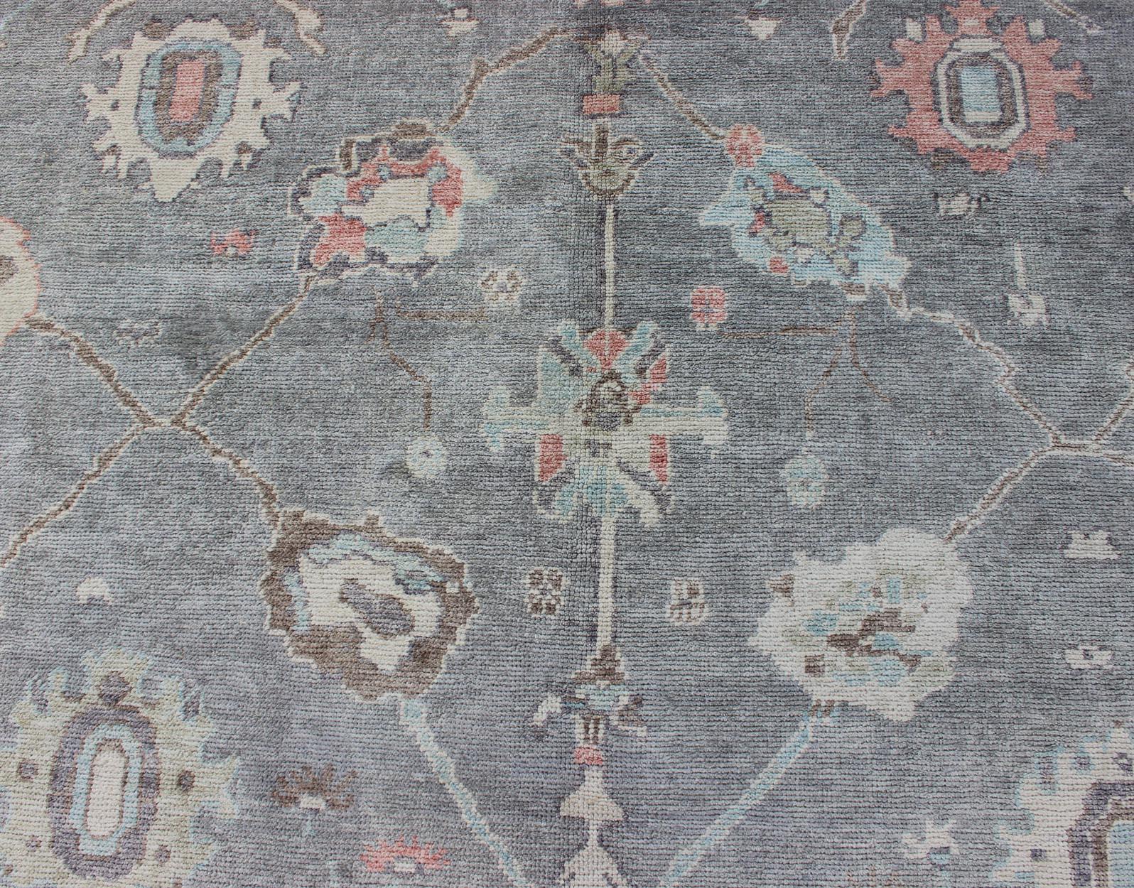 Laine Grand tapis turc moderne Oushak en gris:: rose:: neutres et design intégral en vente