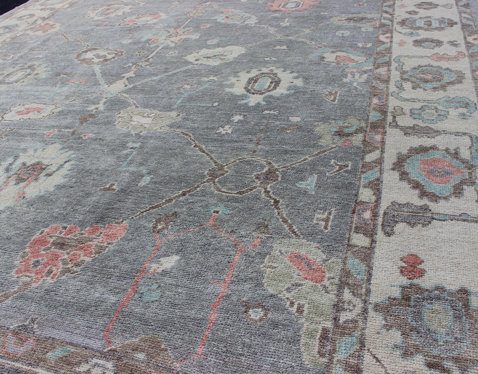 Grand tapis turc moderne Oushak en gris:: rose:: neutres et design intégral en vente 2