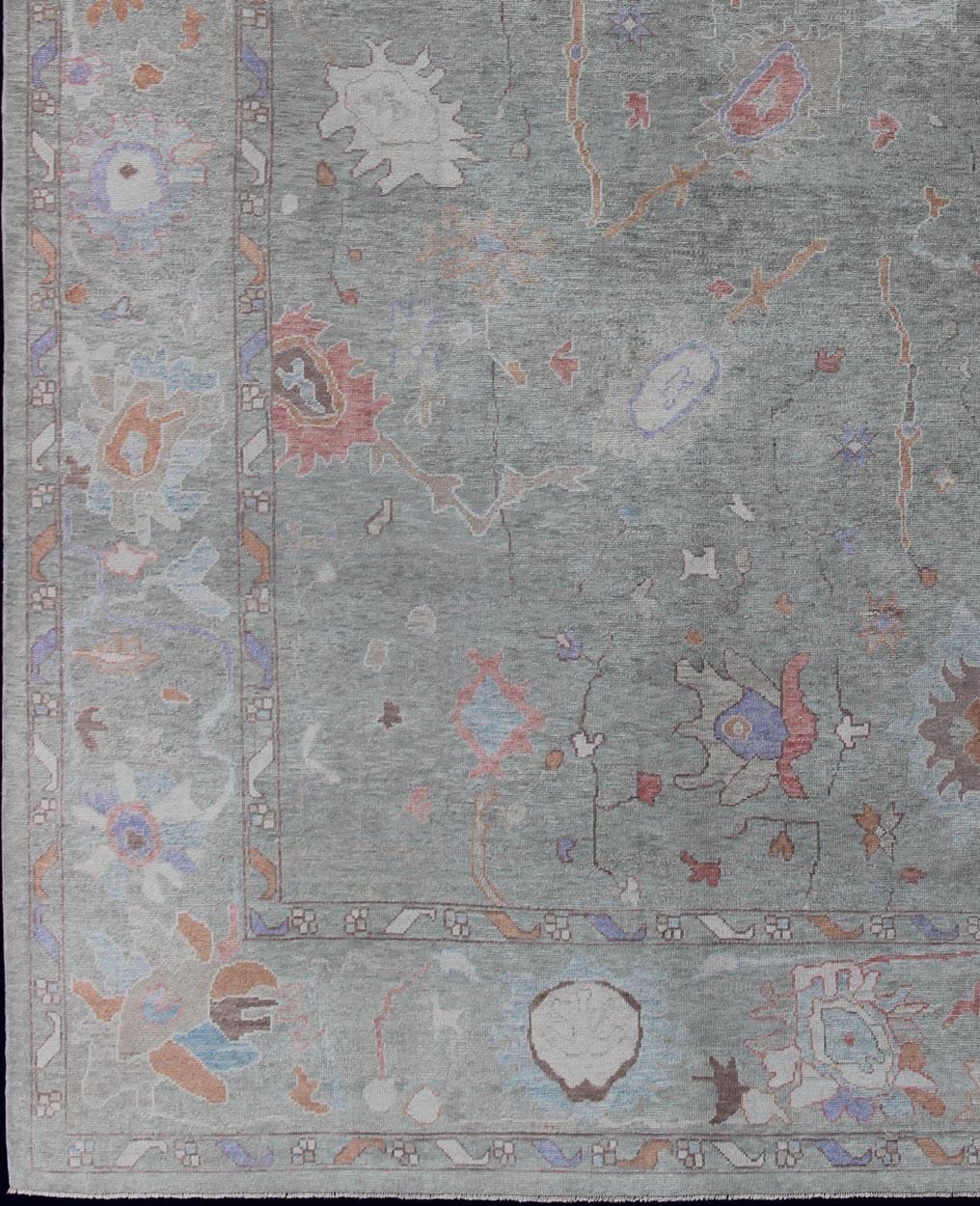  Grand tapis turc de reproduction Oushak en vert clair en laine fine filée à la main.
Tapis turc Oushak avec palette de couleurs vert clair et multicolore, motif floral all-over, Keivan Woven Arts/ tapis EN-179603, pays d'origine / type : Turquie /