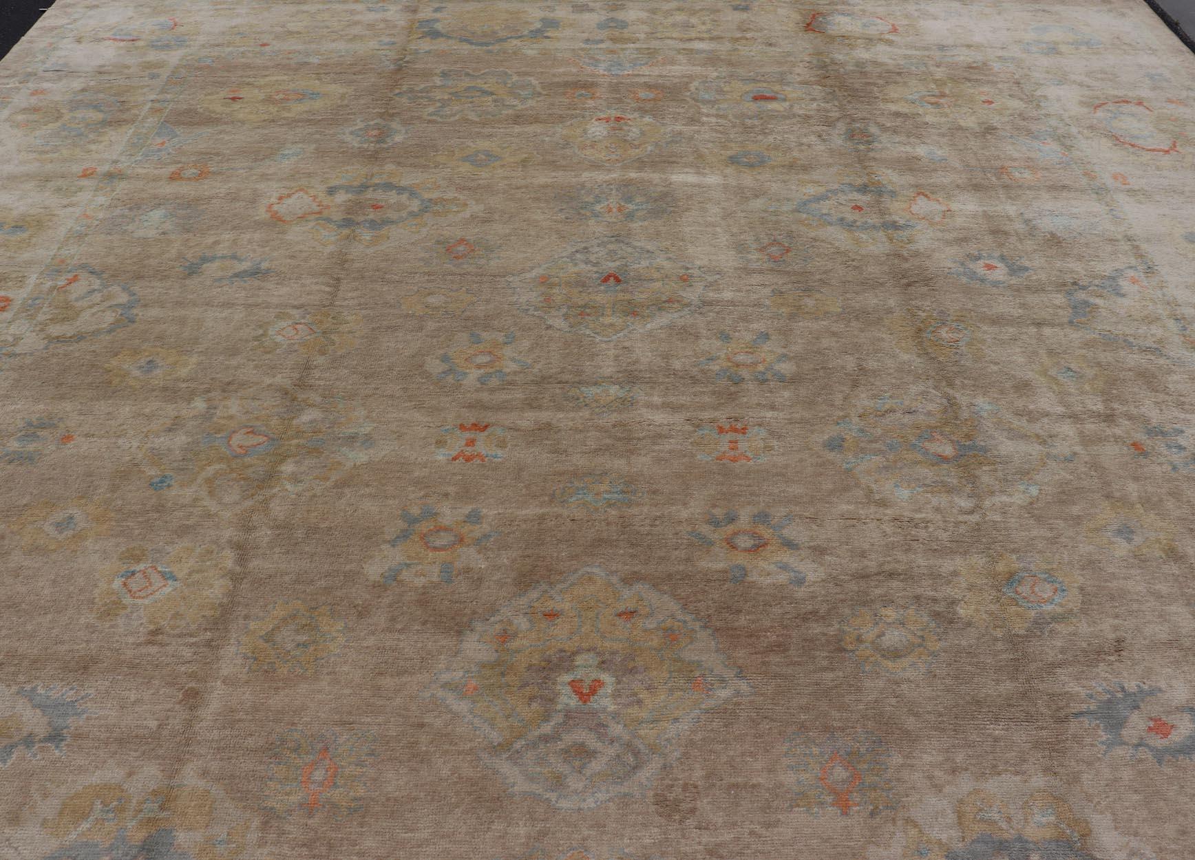 Tappeto Oushak turco di grandi dimensioni con design all-over dai colori neutri   16'2