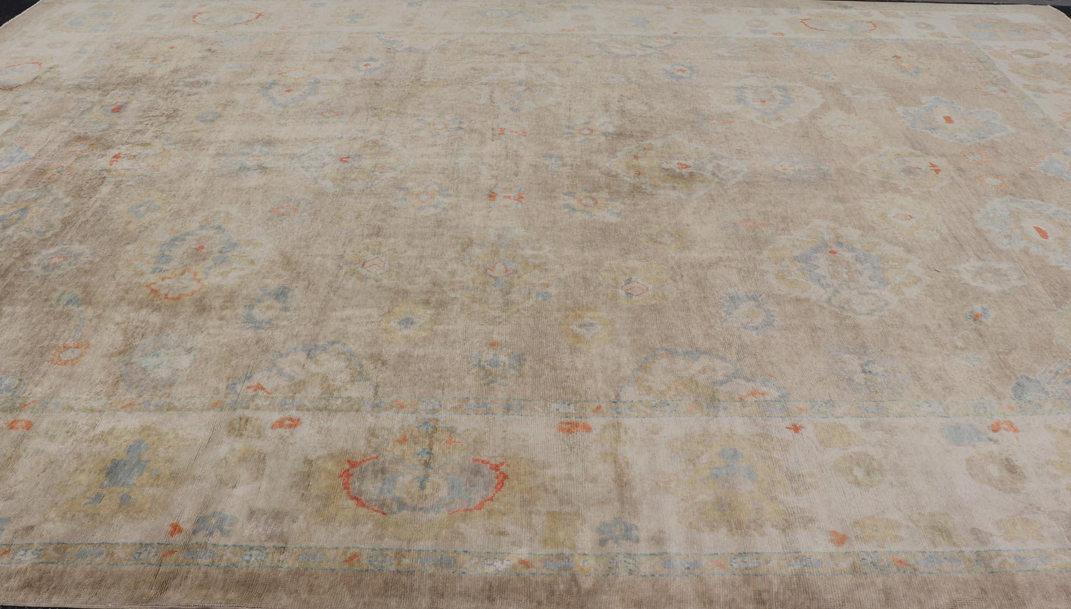 Tappeto Oushak turco di grandi dimensioni con design all-over dai colori neutri   16'2