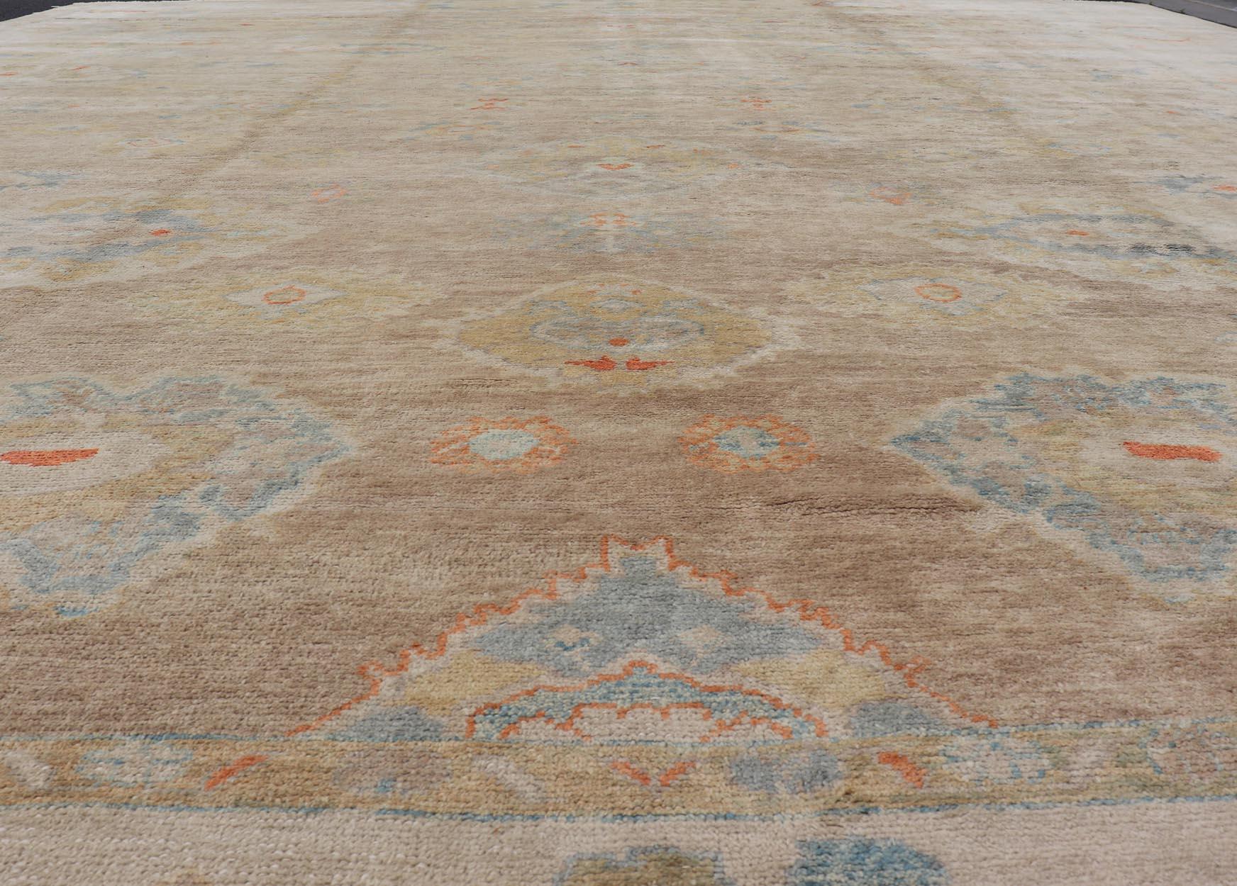 Tappeto Oushak turco di grandi dimensioni con design all-over dai colori neutri   16'2