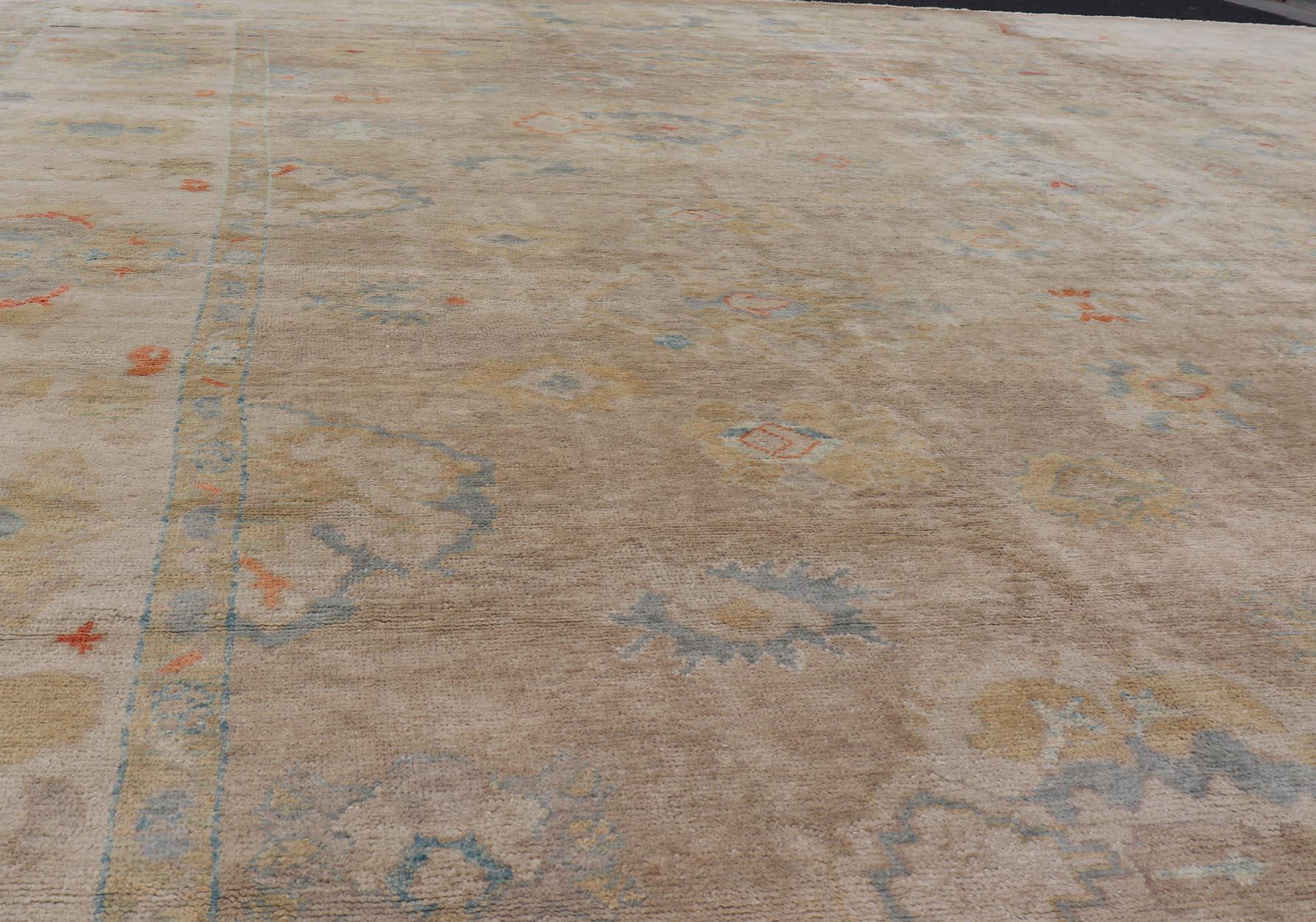 Tappeto Oushak turco di grandi dimensioni con design all-over dai colori neutri   16'2