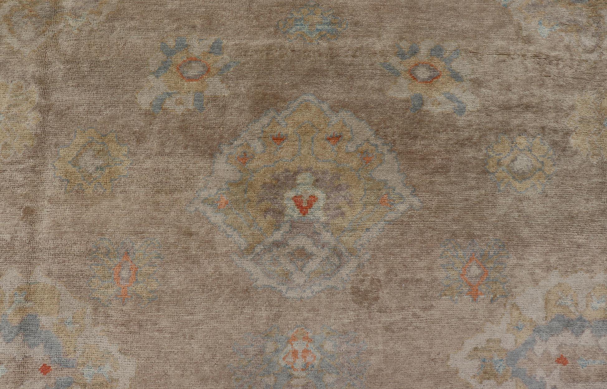 Tappeto Oushak turco di grandi dimensioni con design all-over dai colori neutri   16'2
