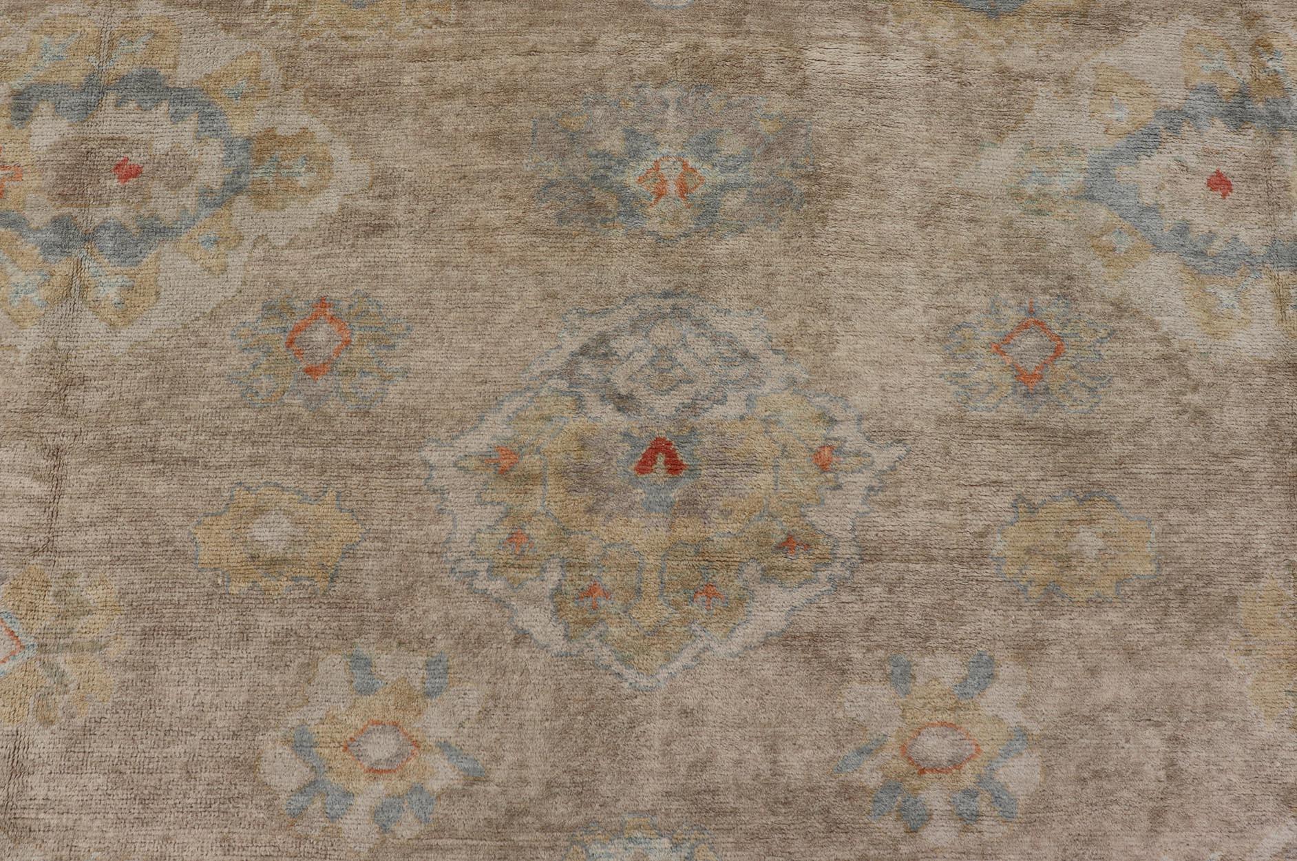Tappeto Oushak turco di grandi dimensioni con design all-over dai colori neutri   16'2