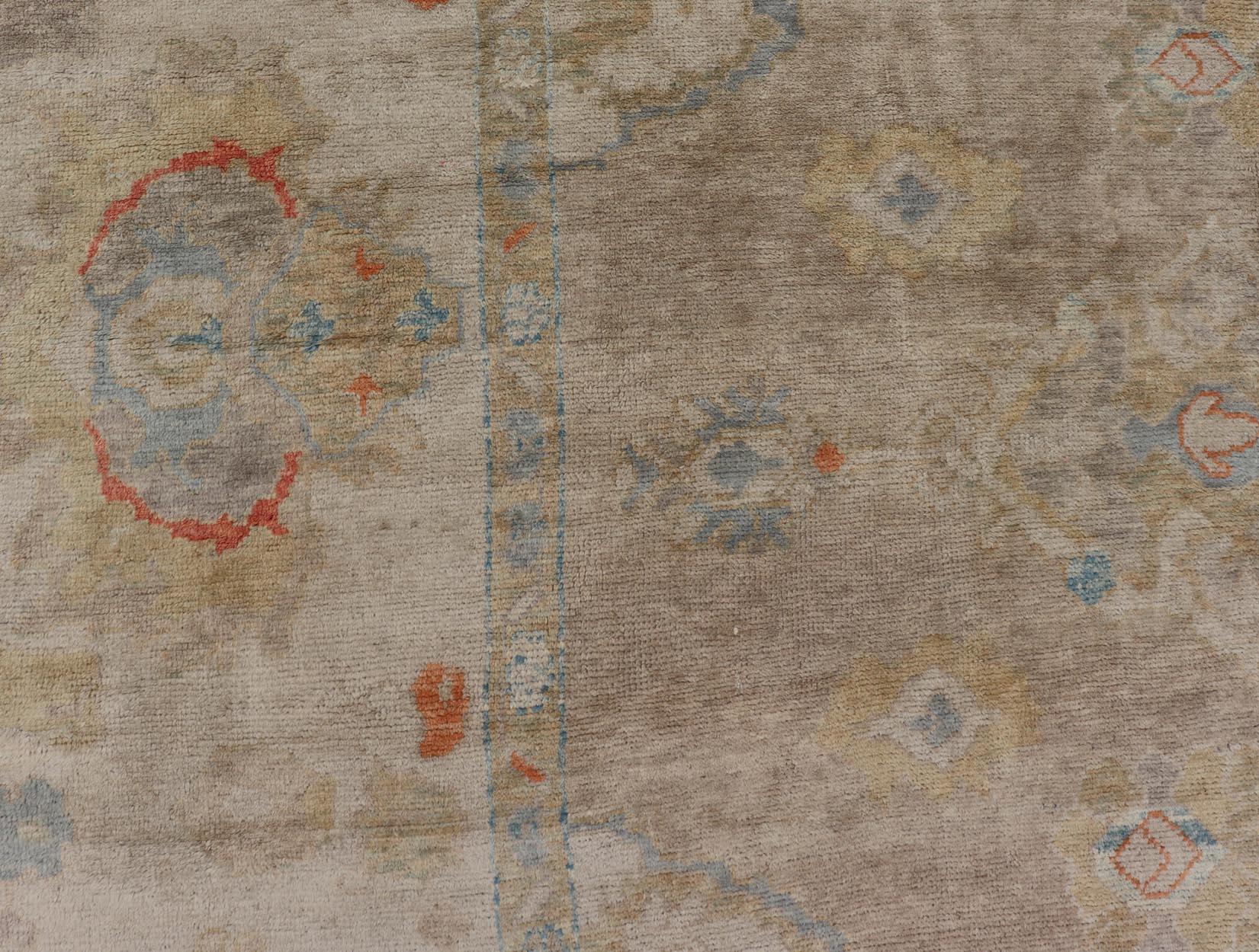 Tappeto Oushak turco di grandi dimensioni con design all-over dai colori neutri   16'2
