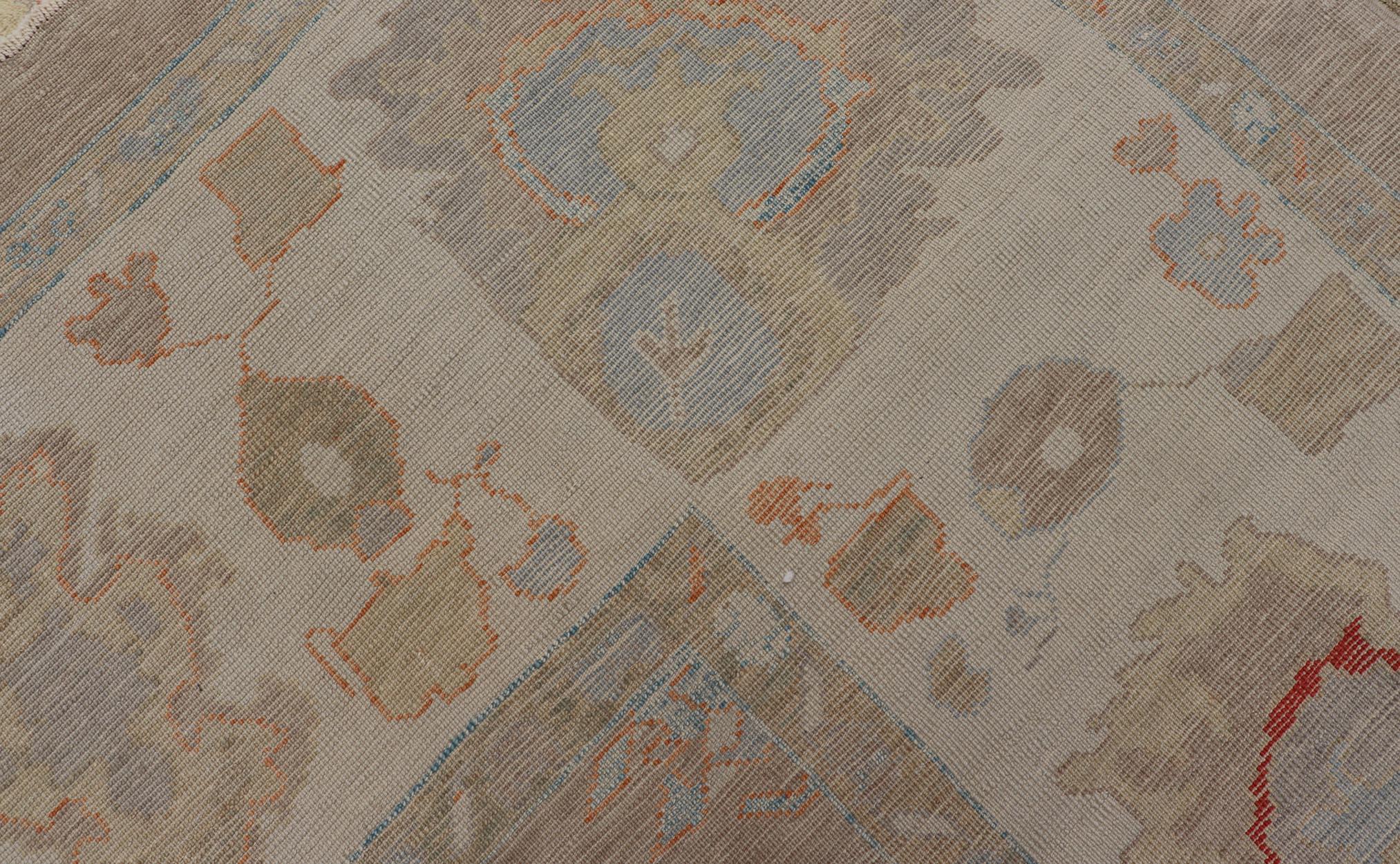 XXI secolo e contemporaneo Tappeto Oushak turco di grandi dimensioni con design all-over dai colori neutri   16'2