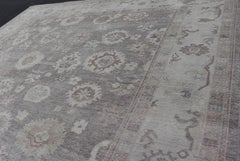 Großer türkischer Oushak-Teppich in weichem Grau, Elfenbein und Taupe mit floralen Motiven