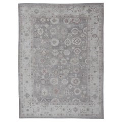 Großer türkischer Oushak-Teppich in weichem Grau, Elfenbein und Taupe mit floralen Motiven