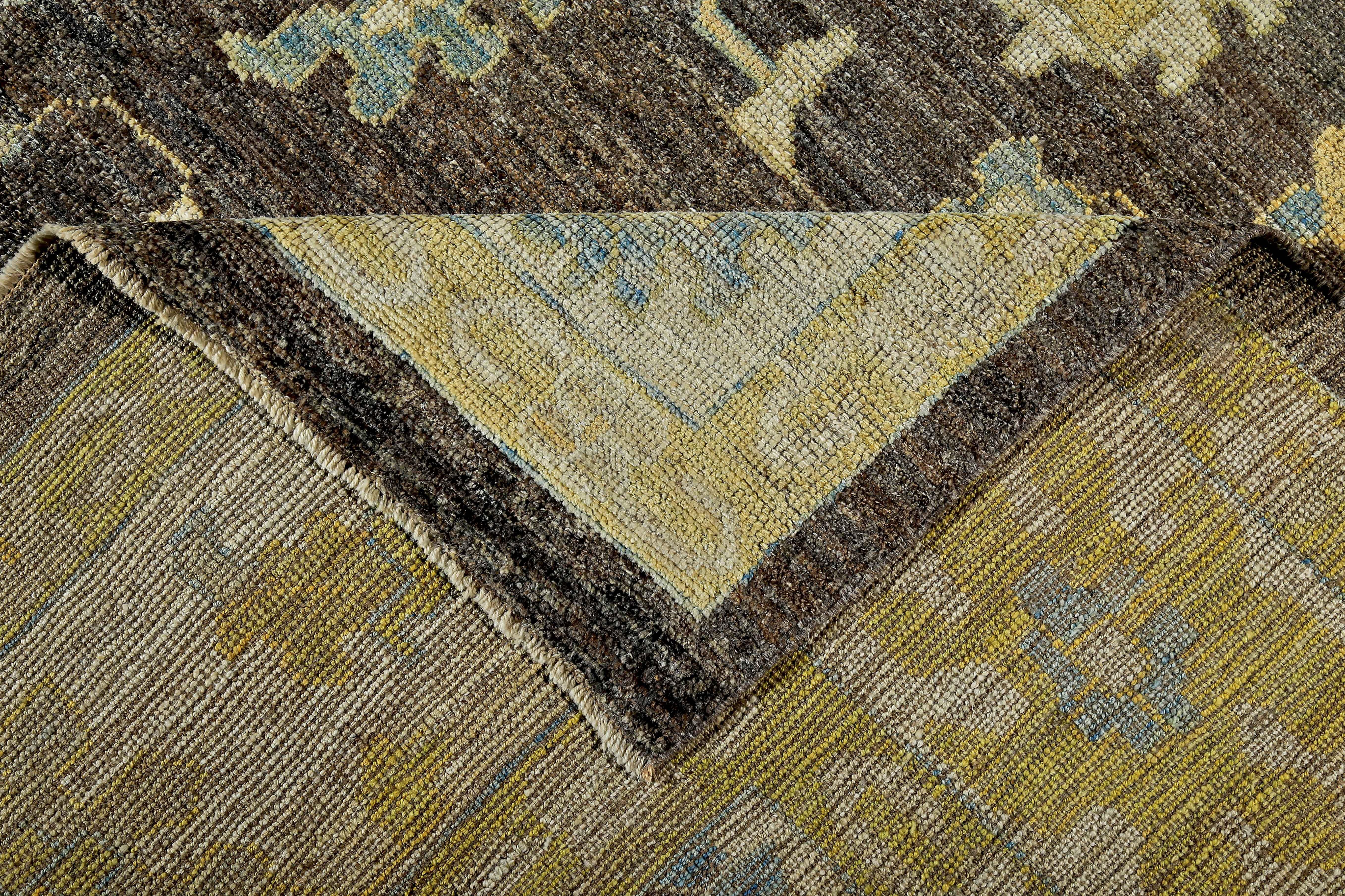 Großer türkischer Oushak-Teppich mit blauen und goldenen Blumendetails auf braunem Feld im Angebot 3