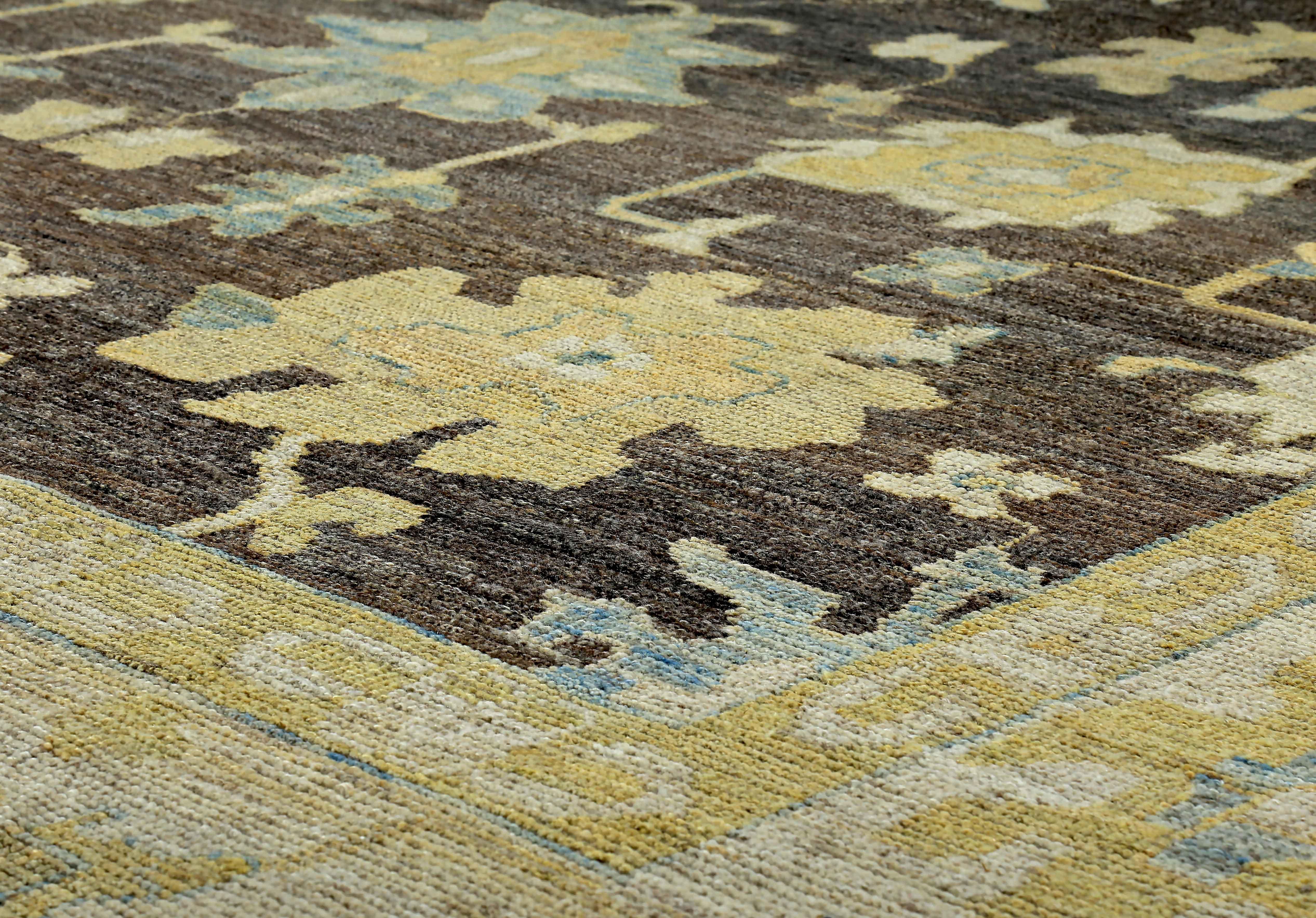 Großer türkischer Oushak-Teppich mit blauen und goldenen Blumendetails auf braunem Feld (Türkisch) im Angebot