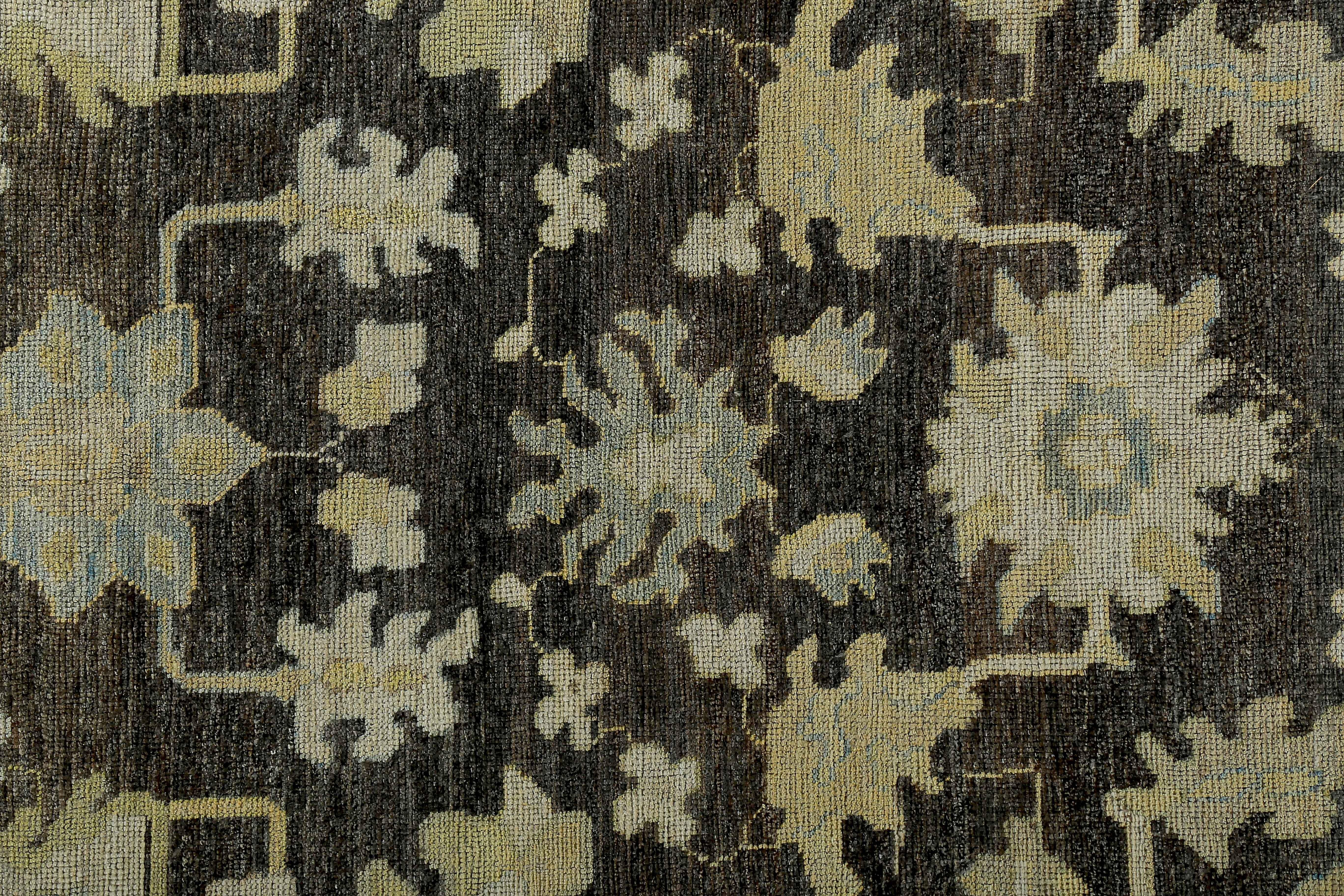 Großer türkischer Oushak-Teppich mit blauen und goldenen Blumendetails auf braunem Feld (Handgewebt) im Angebot