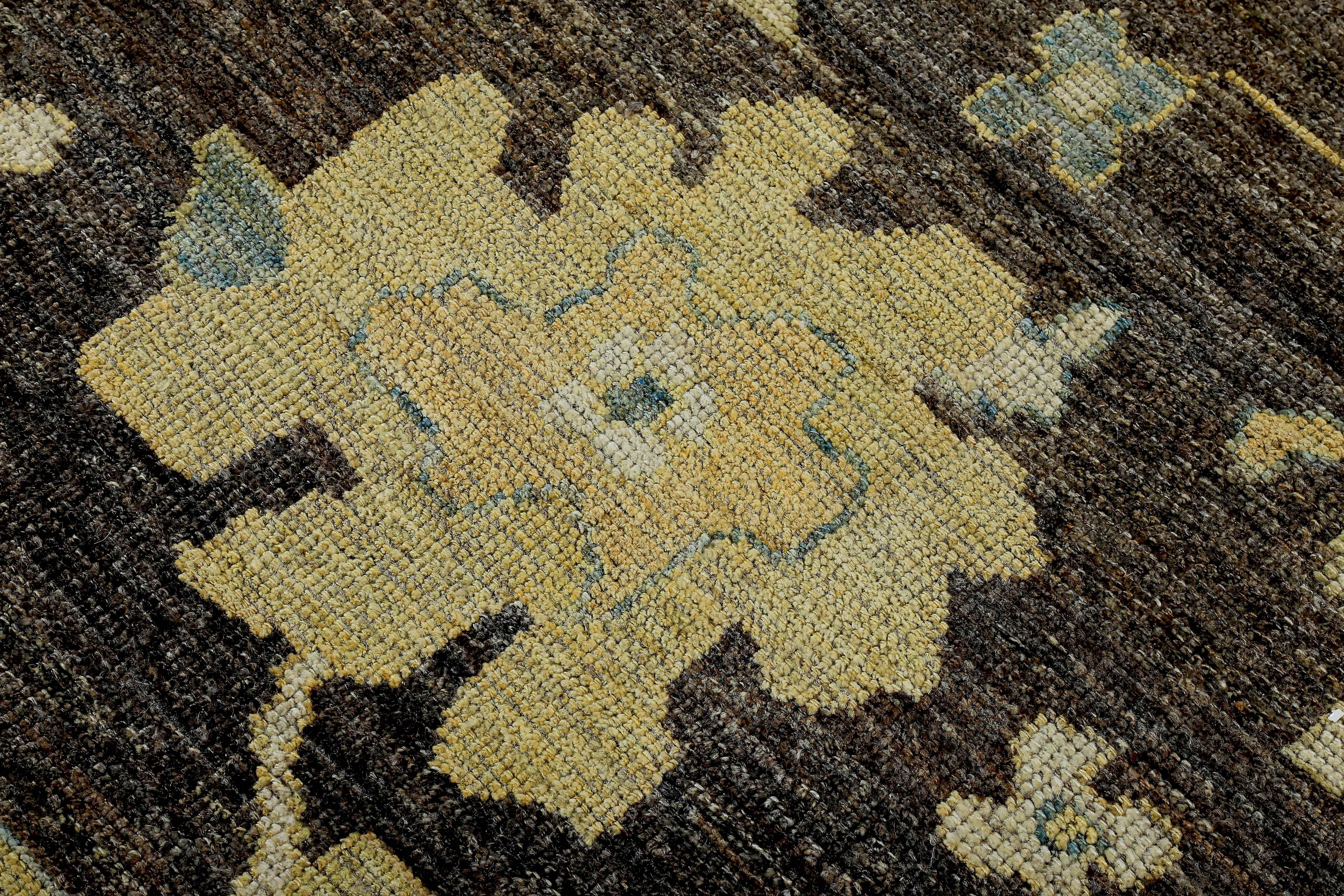 Großer türkischer Oushak-Teppich mit blauen und goldenen Blumendetails auf braunem Feld im Zustand „Neu“ im Angebot in Dallas, TX