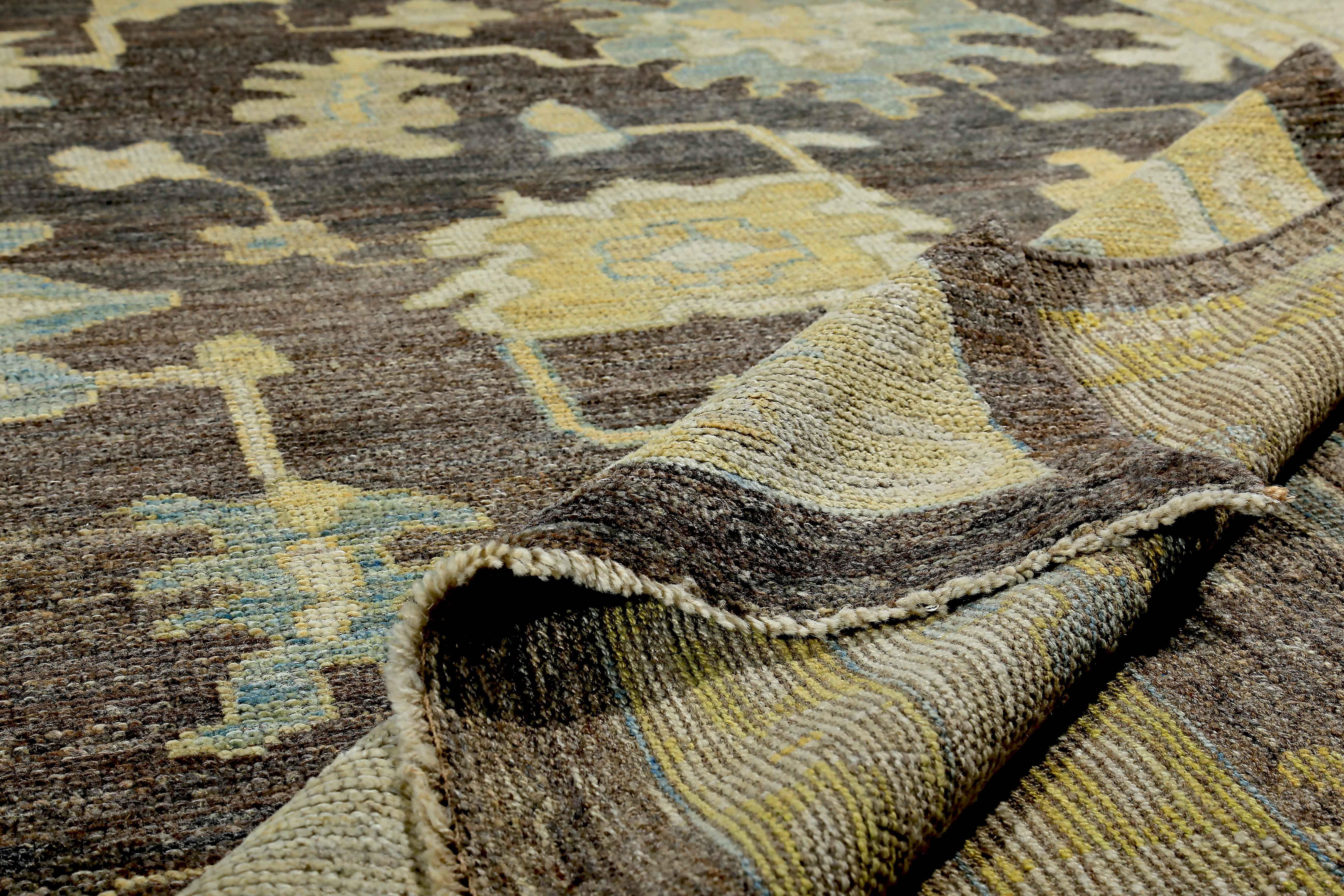 Großer türkischer Oushak-Teppich mit blauen und goldenen Blumendetails auf braunem Feld im Angebot 1