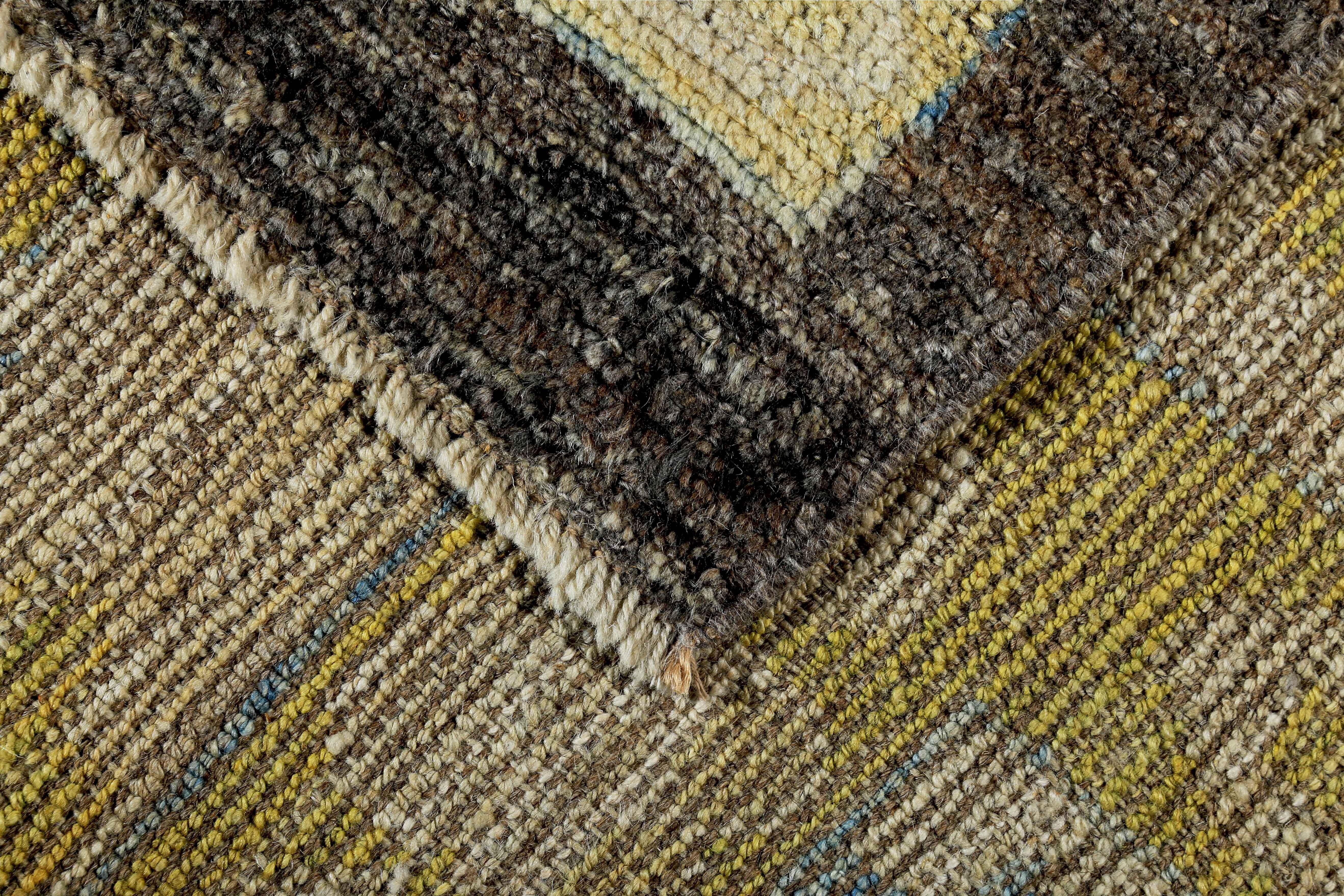 Großer türkischer Oushak-Teppich mit blauen und goldenen Blumendetails auf braunem Feld im Angebot 2