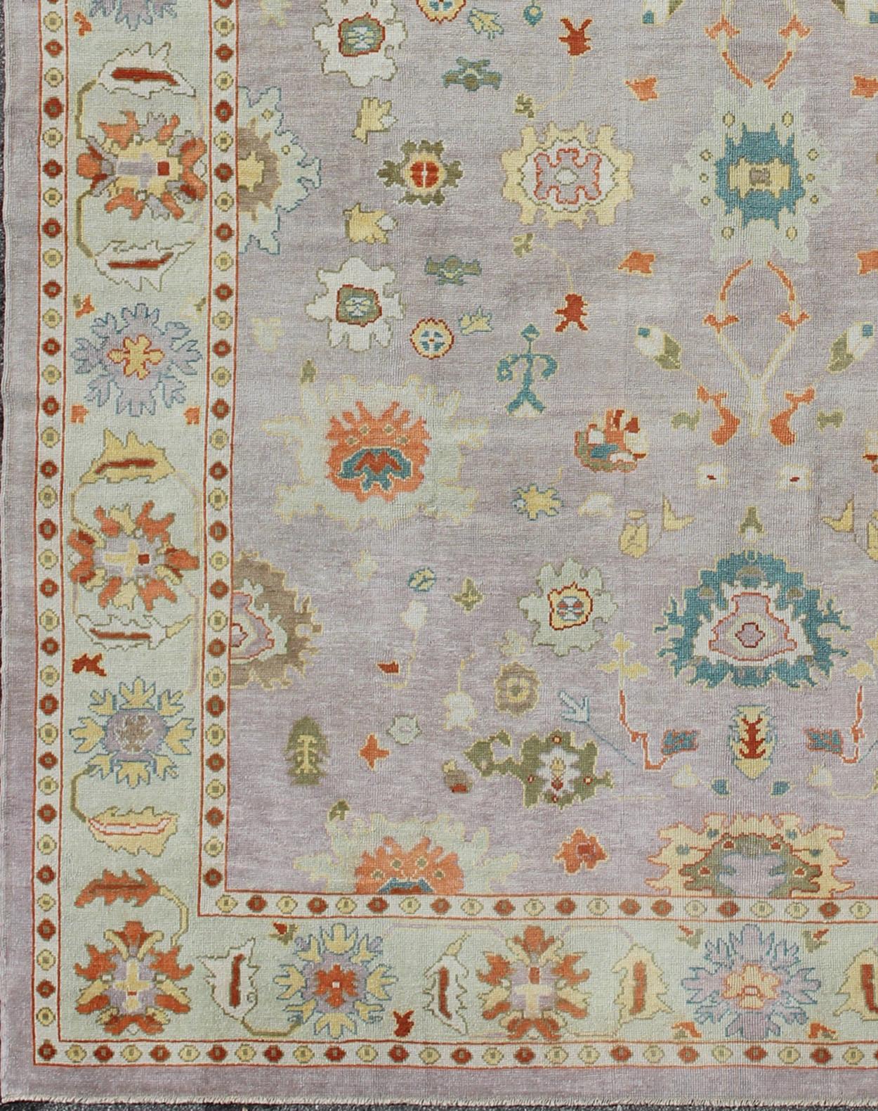 Grand tapis turc Oushak avec une palette colorée et un design all-over, tapis Keivan Woven Arts EN-165062, pays d'origine / type : Turquie / Oushak

Mesures : 12' x 15'.

Ce tapis traditionnel Oushak de Turquie présente une palette colorée et un