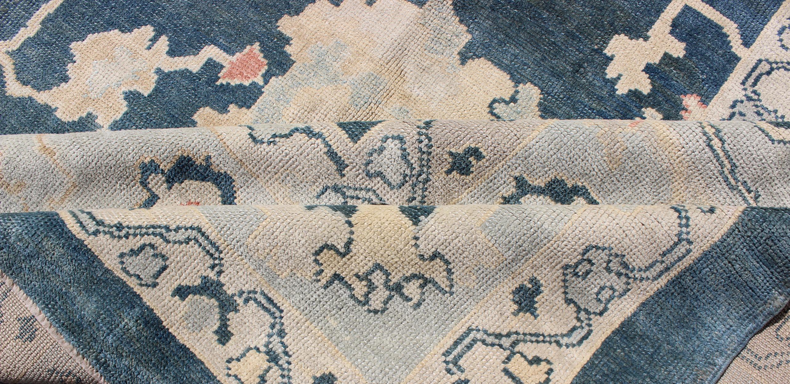 Groer trkischer Oushak-Teppich mit dunkel Tealblauem Hintergrund und eisblauer Bordre im Angebot 4