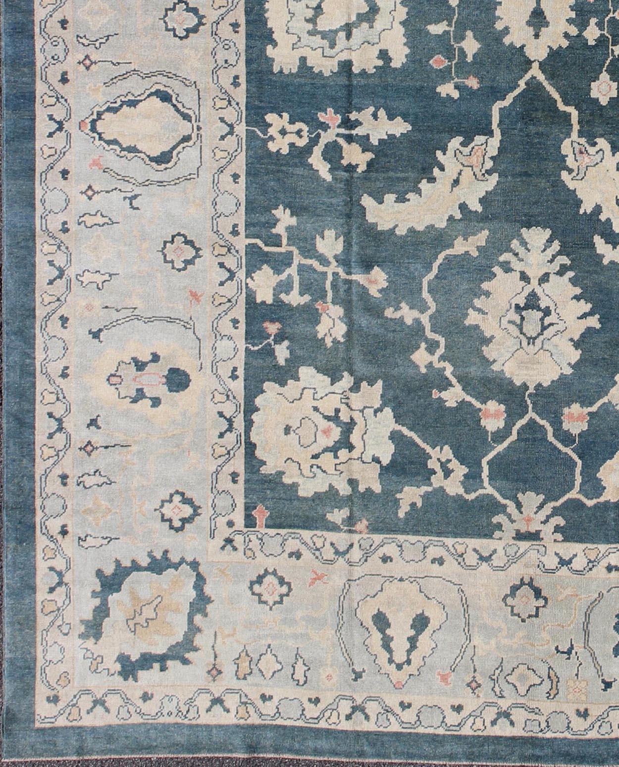 Groer trkischer Oushak-Teppich mit dunkel Tealblauem Hintergrund und eisblauer Bordre (Türkisch) im Angebot