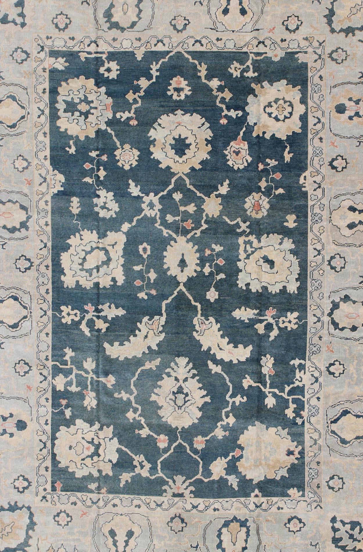 Groer trkischer Oushak-Teppich mit dunkel Tealblauem Hintergrund und eisblauer Bordre (Handgeknüpft) im Angebot